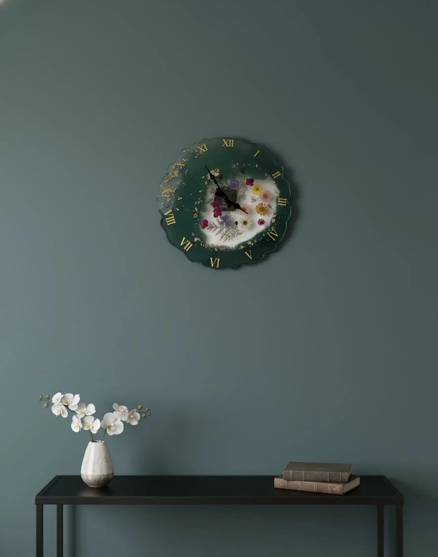 Horloge murale en résine avec des fleurs