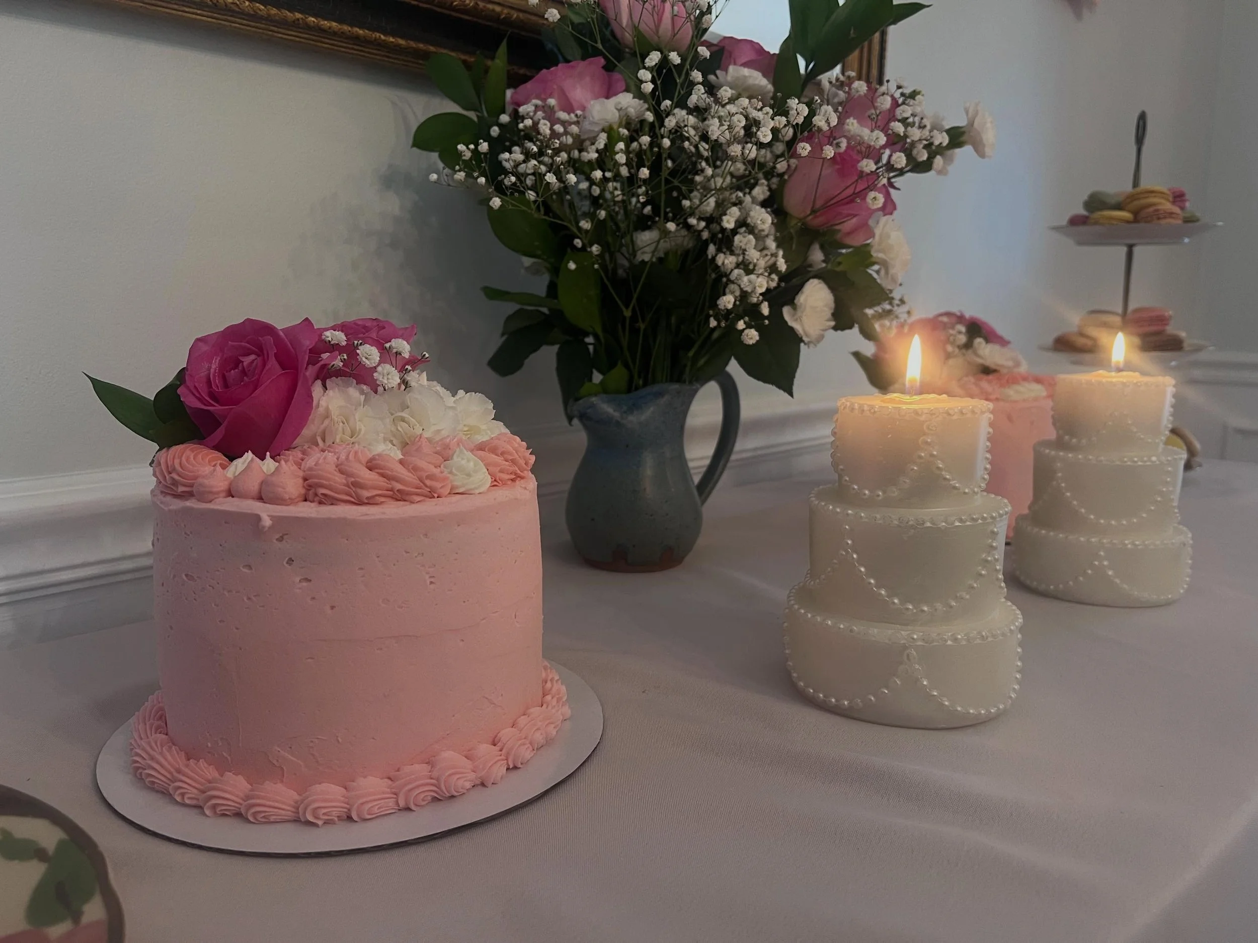 Yellow Chiffon Cake mascerated with Vanilla Simple Syrup. Decorated with Vanilla Buttercream, Fresh Flowers and Iridescent Powder, by @chefjustinshewell 

Jeff&rsquo;s Long Beach Blue &amp; Stoneware vase #iusceramics 

Artistry collaboration for my 