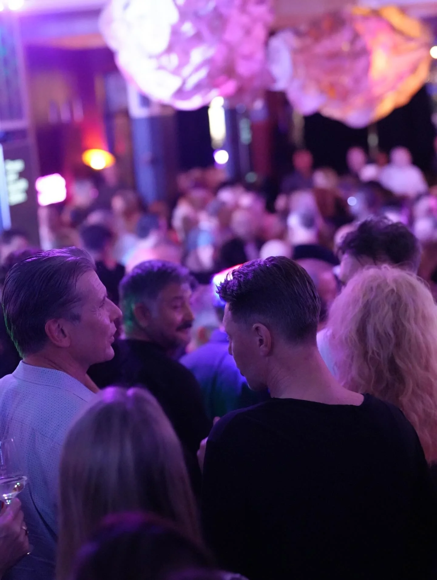 @freitanzen_4_electronic_music x Das Wohnzimmer 

Letzte Woche Freitag haben elektronische Beats unsere Tanzfl&auml;che dominiert. F&uuml;r den n&ouml;tigen Sound sorgten @amin.am.main @fernandomusciagna @djgilofficial @patrickdoreofficial @shannoncu