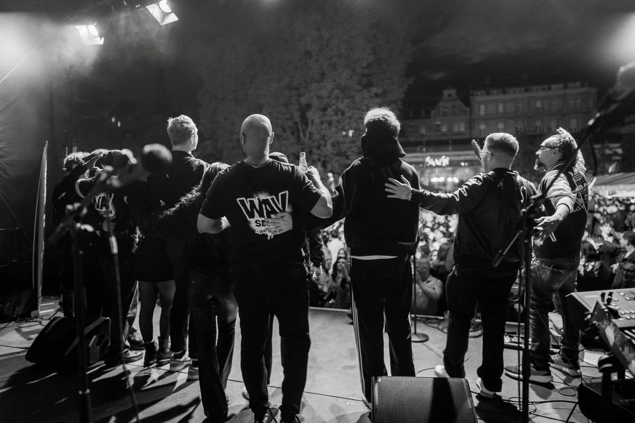Was f&uuml;r ein Abend auf dem Kranzplatzfest in Wiesbaden! ❤️🎶 
Unsere Das Wohnzimmer Jam Session Band hat gemeinsam die B&uuml;hne gerockt und es hat einfach unfassbar Spa&szlig; gemacht, mit so vielen talentierten Musikern und so einer tollen Ene