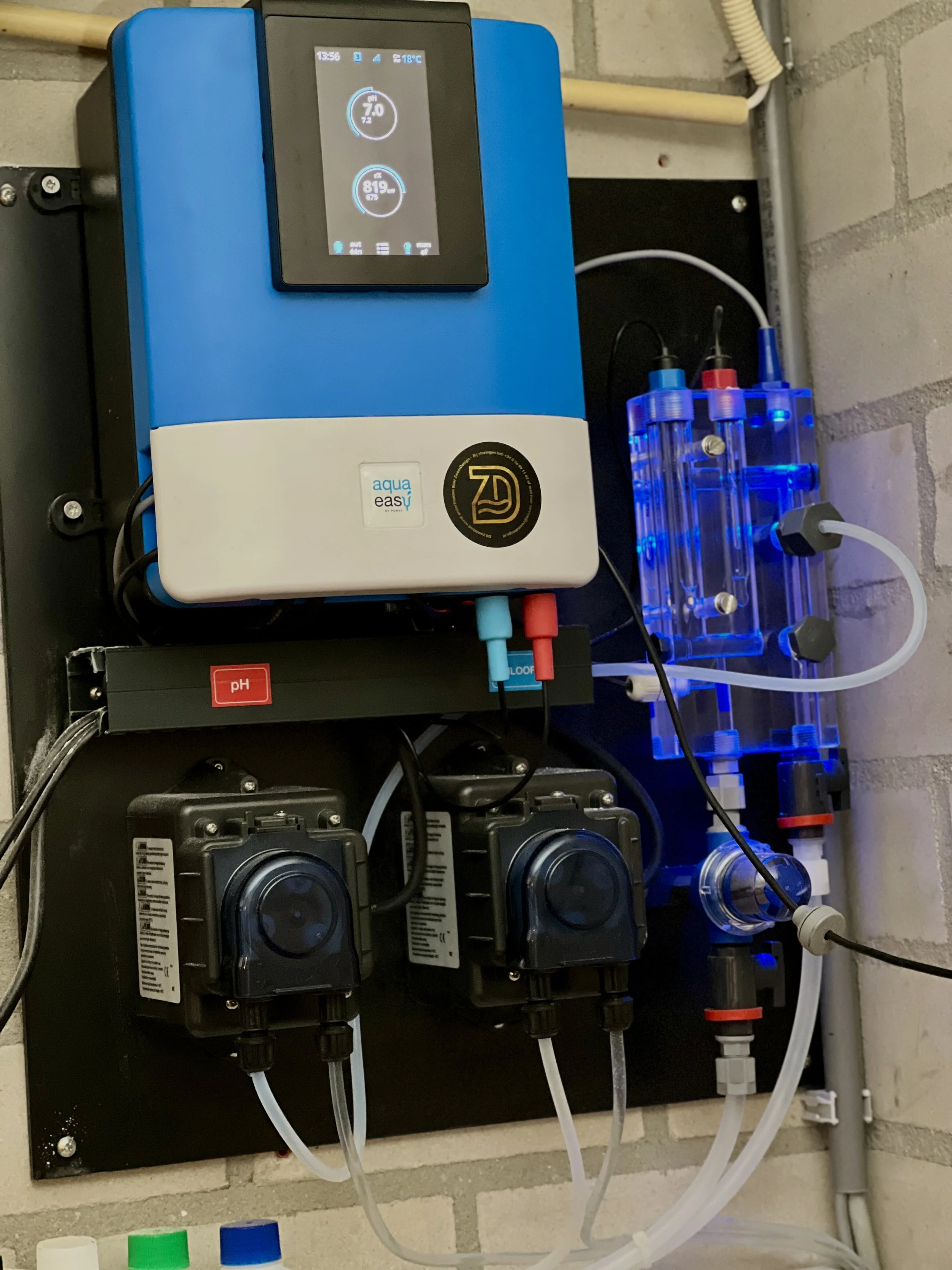  AquaEasy Station automatische waterbehandeling geïnstalleerd in een binnenzwembad. Dankzij dit slimme waterbehandelingssysteem is de waterkwaliteit altijd perfect en helder. Onze experts monitoren het systeem op afstand voor optimale zwembadveilighe