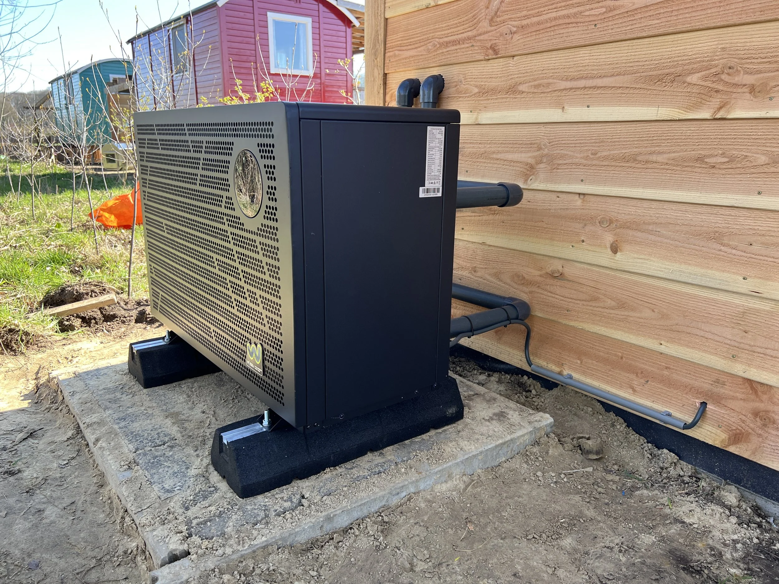 Voor een buitenzwembad op een camping hebben wij in opdracht van de klant een warmtepomp geïnstalleerd. De klant heeft zelf de warmtepomp aangeleverd, waarna wij hebben gezorgd voor een vakkundige installatie en volledige ondersteuning bij het in geb