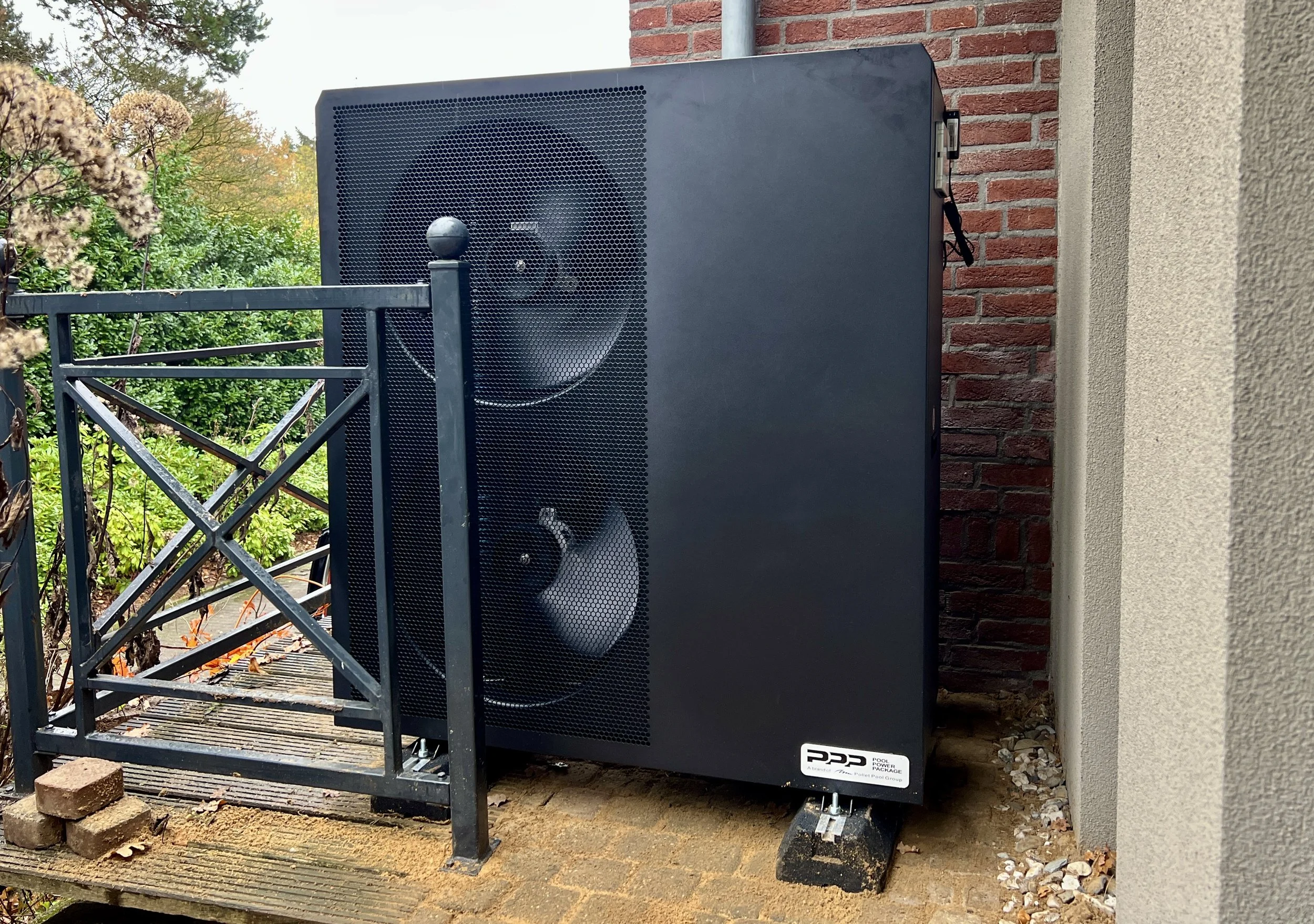 PPP warmtepomp van de hoogste kwaliteit geïnstalleerd bij een zwembad. Deze energiezuinige en duurzame warmtepomp houdt het zwembadwater het hele jaar door op de perfecte temperatuur. PV-ready en ideaal voor het benutten van zonne-energie, waardoor u