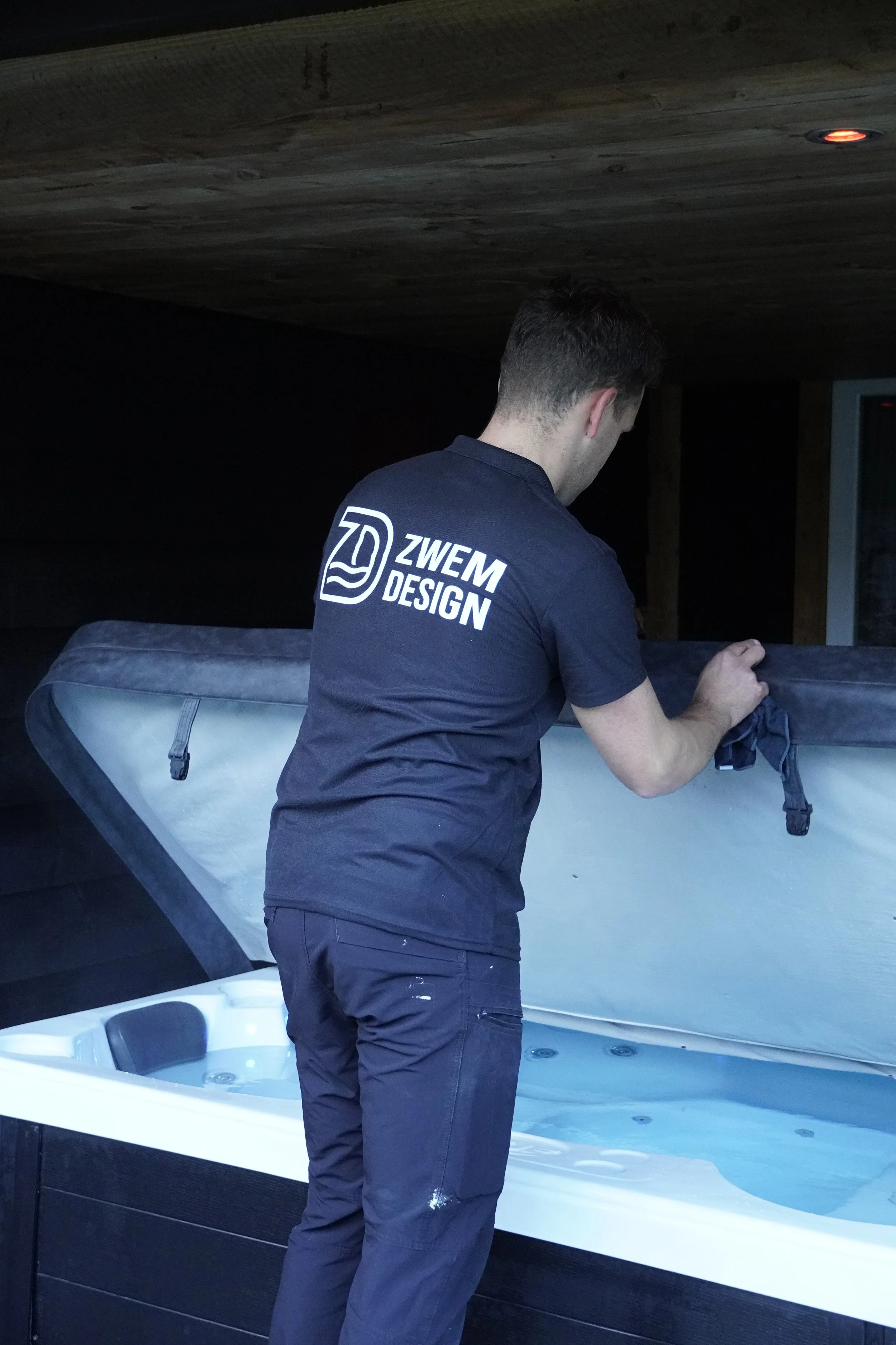 Spa onderhoud bij een klant inclusief automatische waterbehandeling, zodat de spa altijd kristalhelder is zonder omkijken. Direct onderhoud uitgevoerd en water ververst voor een zorgeloze en ontspannen spa-ervaring.