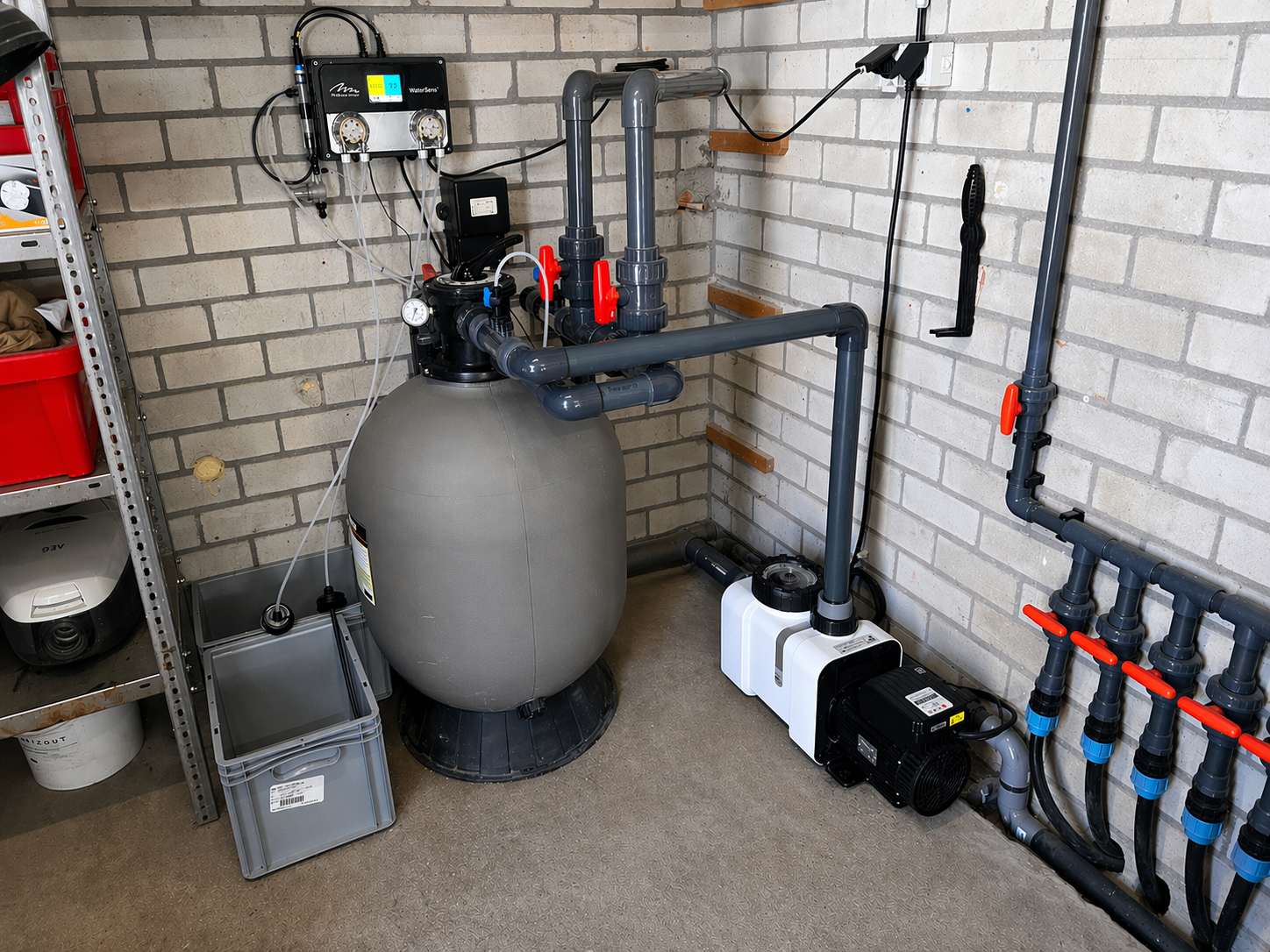 Voor deze klant hebben wij een automatische waterbehandelingsinstallatie geplaatst, gecombineerd met een renovatie van het leidingwerk en de installatie van een energiezuinige Speck zwembadpomp. Dankzij deze modernisering functioneert het complete sy
