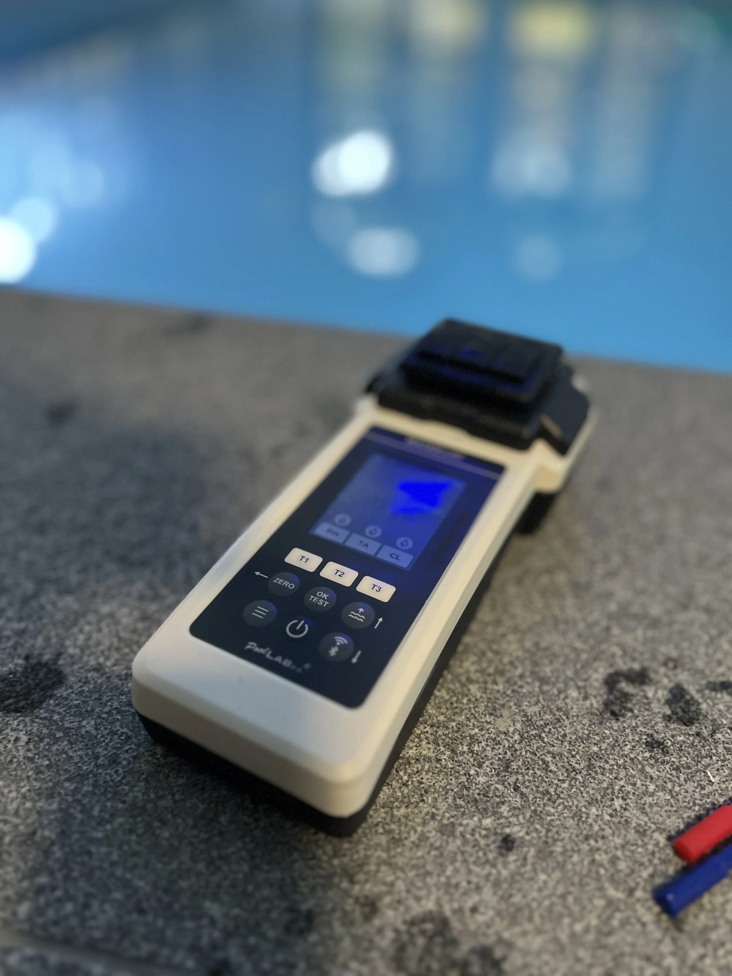 Bij deze klant namen we een watermonster om de waterkwaliteit te analyseren en te adviseren over het herstellen van de balans. We hebben daarbij een automatisch doseersysteem op chloor- of zoutbasis geadviseerd voor toekomstige, constante waterbehand