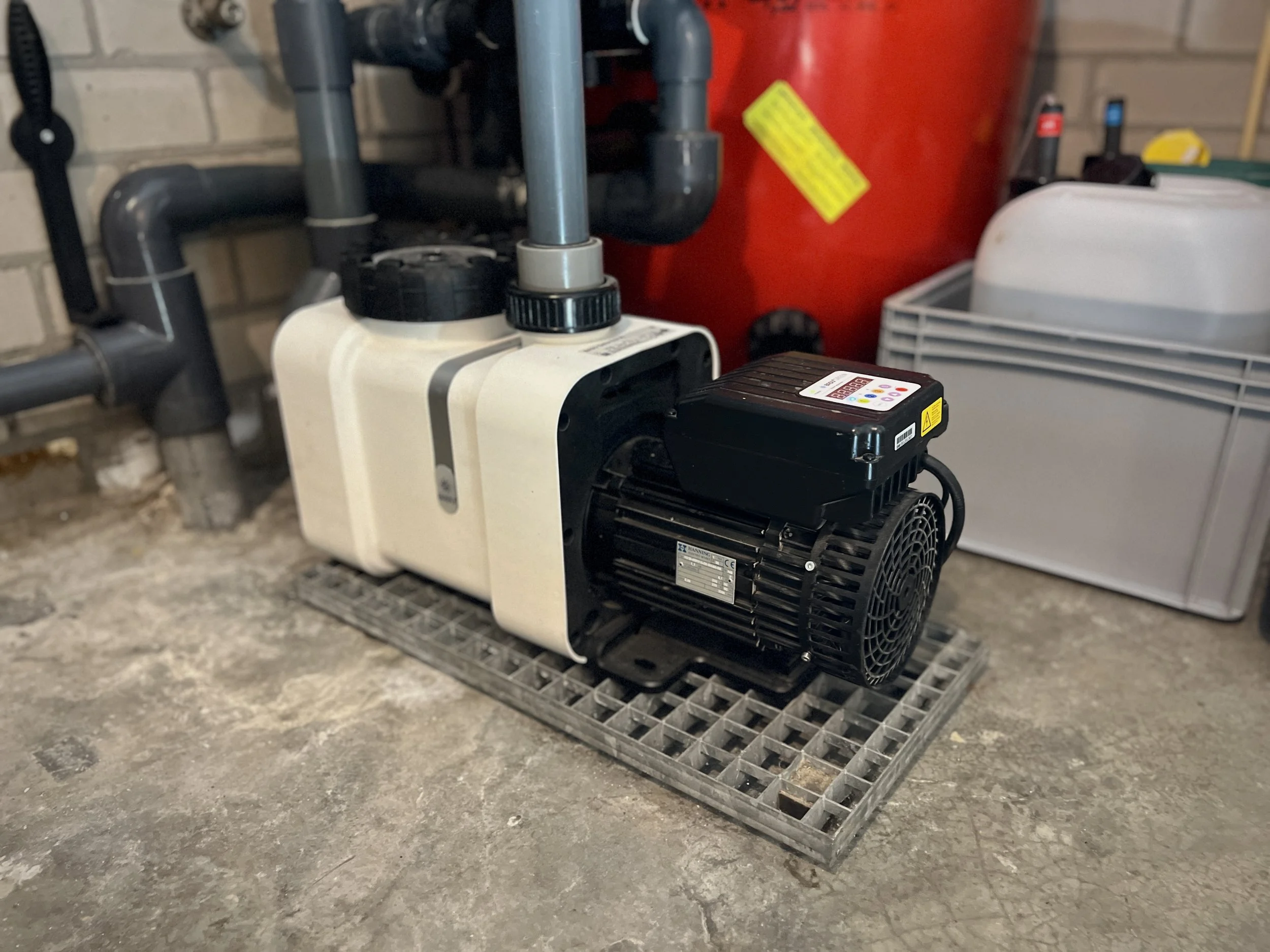 Voor deze klant hebben we een nieuwe pomp geïnstalleerd en nauwkeurig afgeregeld. Zo werkt het systeem maximaal energiezuinig, terwijl het zwembad toch de ideale doorstroming behoudt voor helder en gezond water.