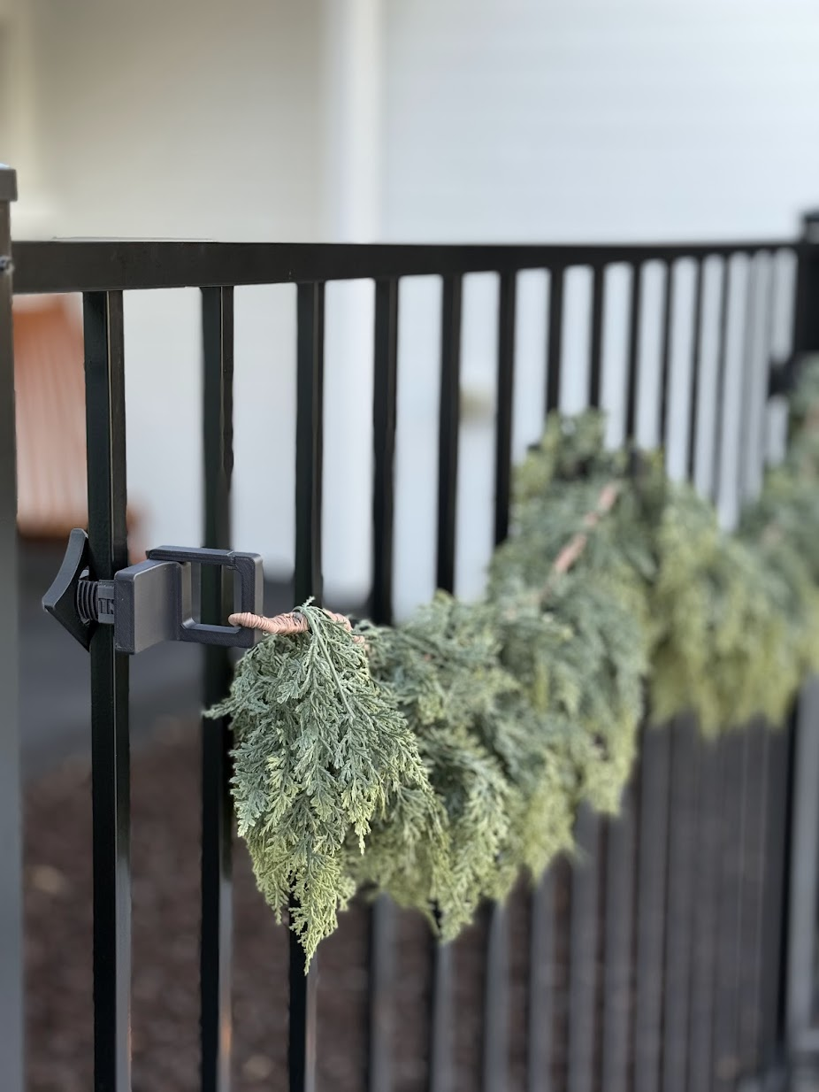 closed hook with garland.png