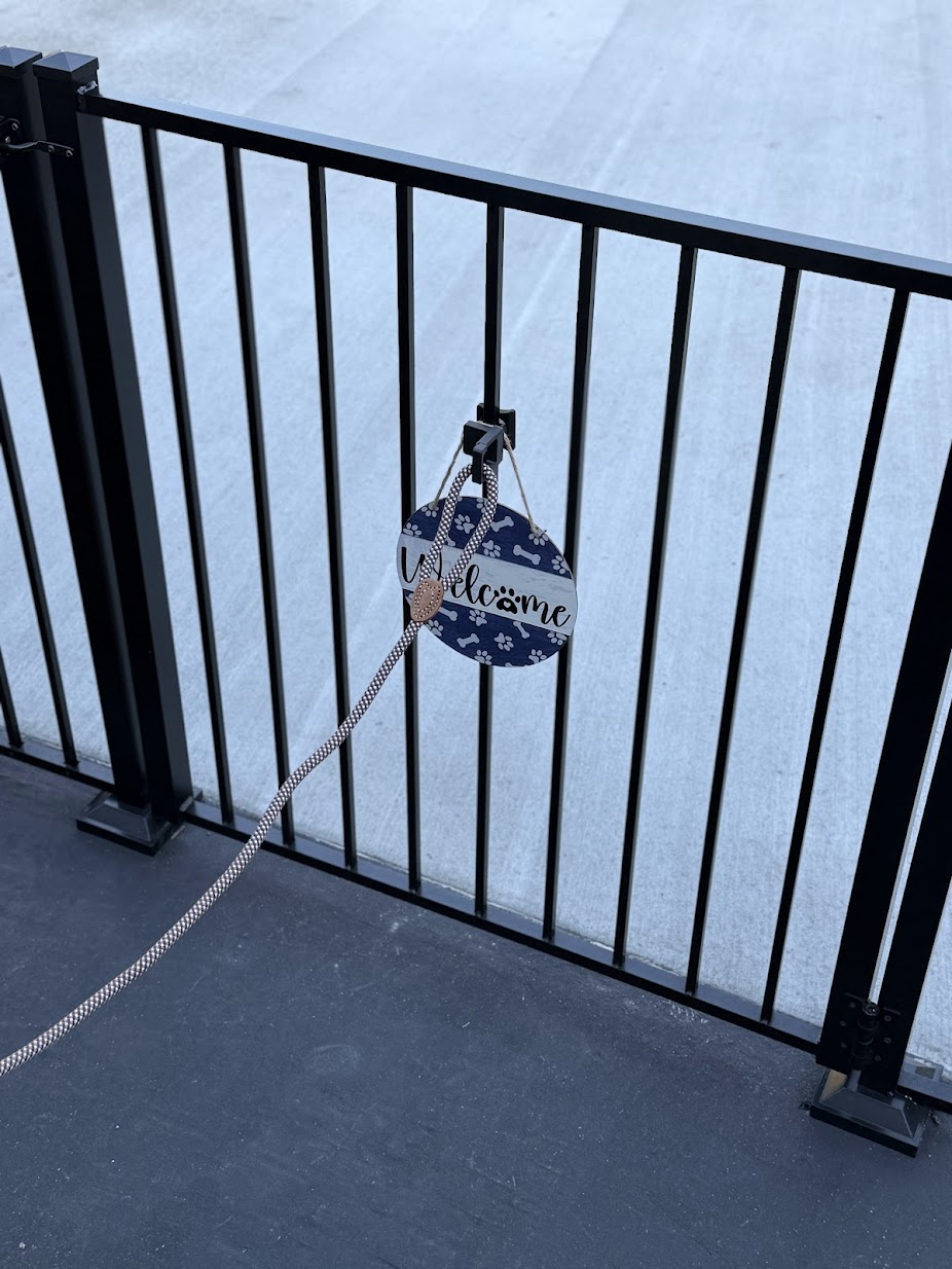 closed hook with leash.png