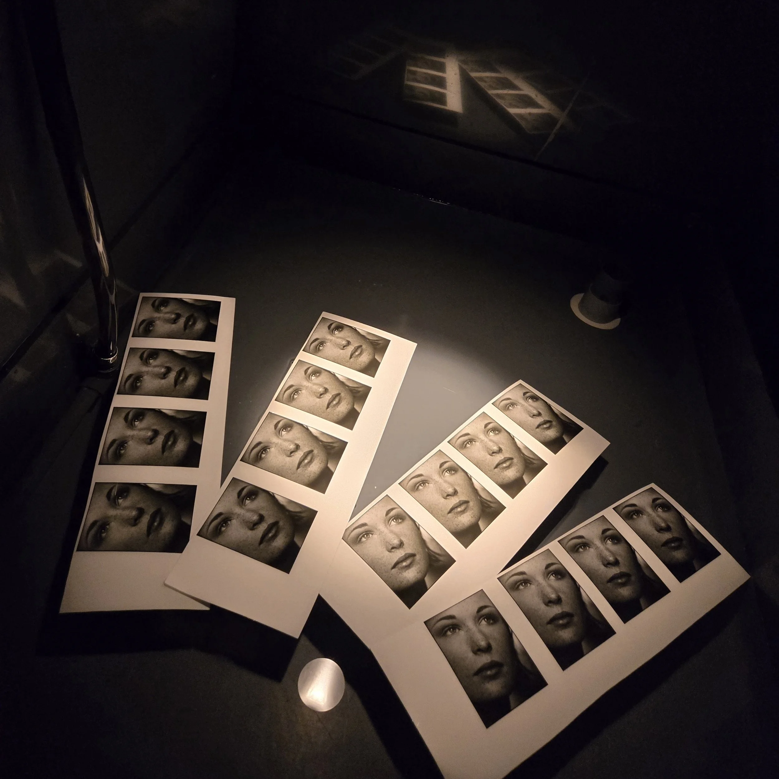 Photographies en noir et blanc d'un visage féminin, disposées en rangées sur des feuilles de papier.