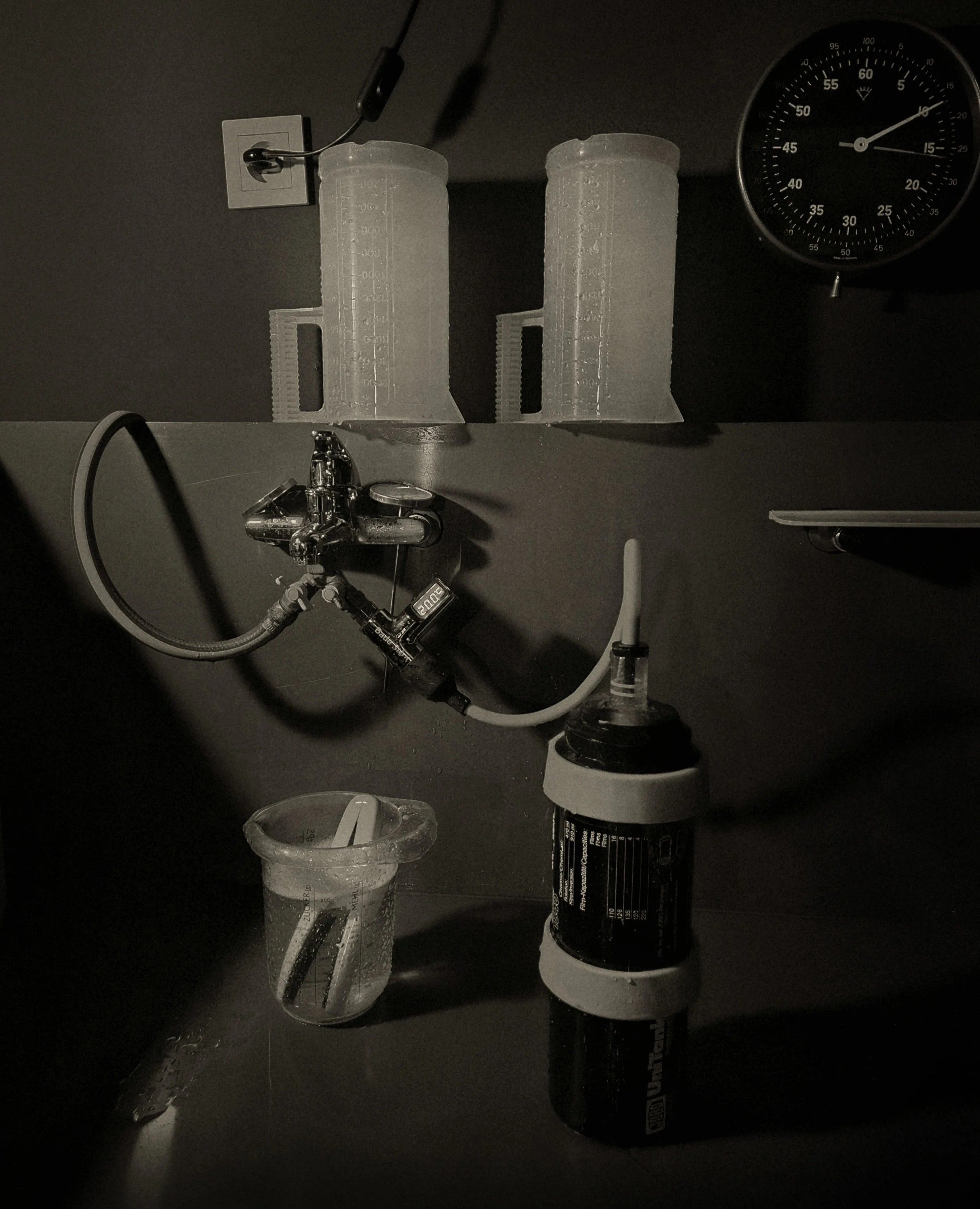 Appareil pour le développement analogique de négatifs. La scène est en noir et blanc.