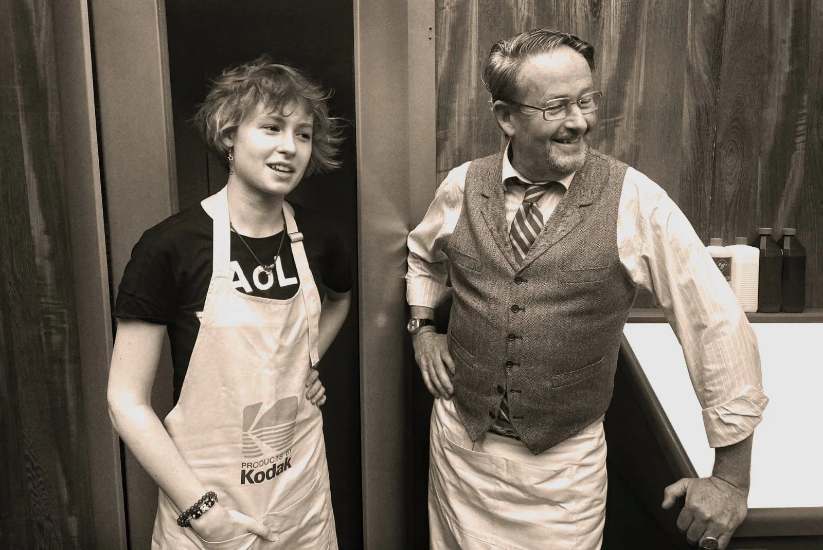 Daniel Krings et une assistante de labo photo. La scène est en noir et blanc.