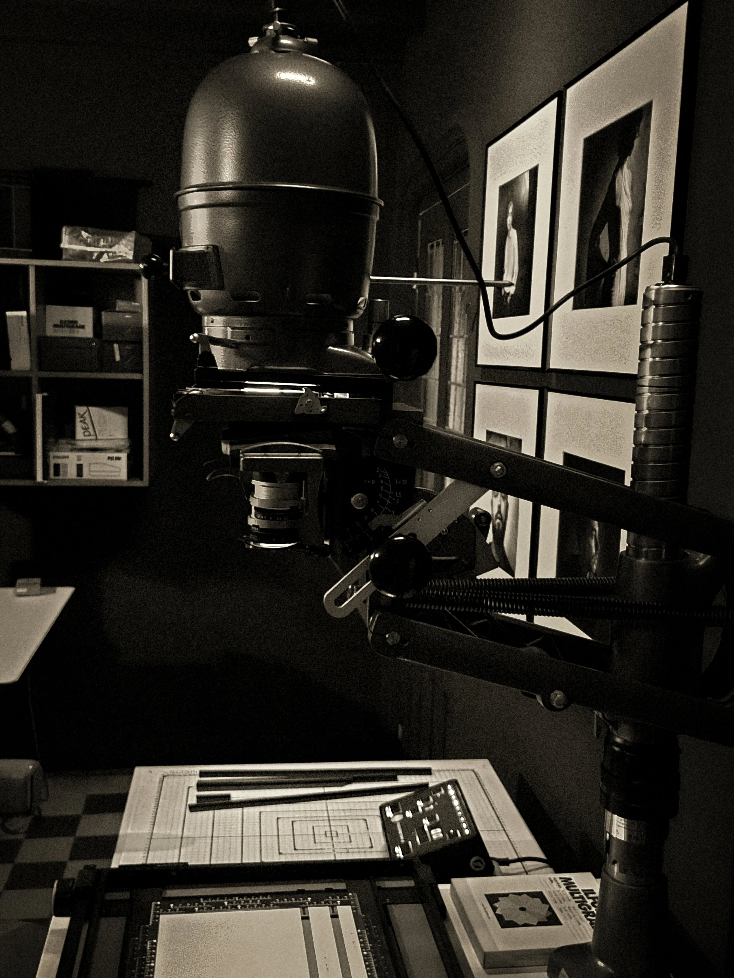 Agrandisseur dans la chambre noir du labo f.64 the lab.