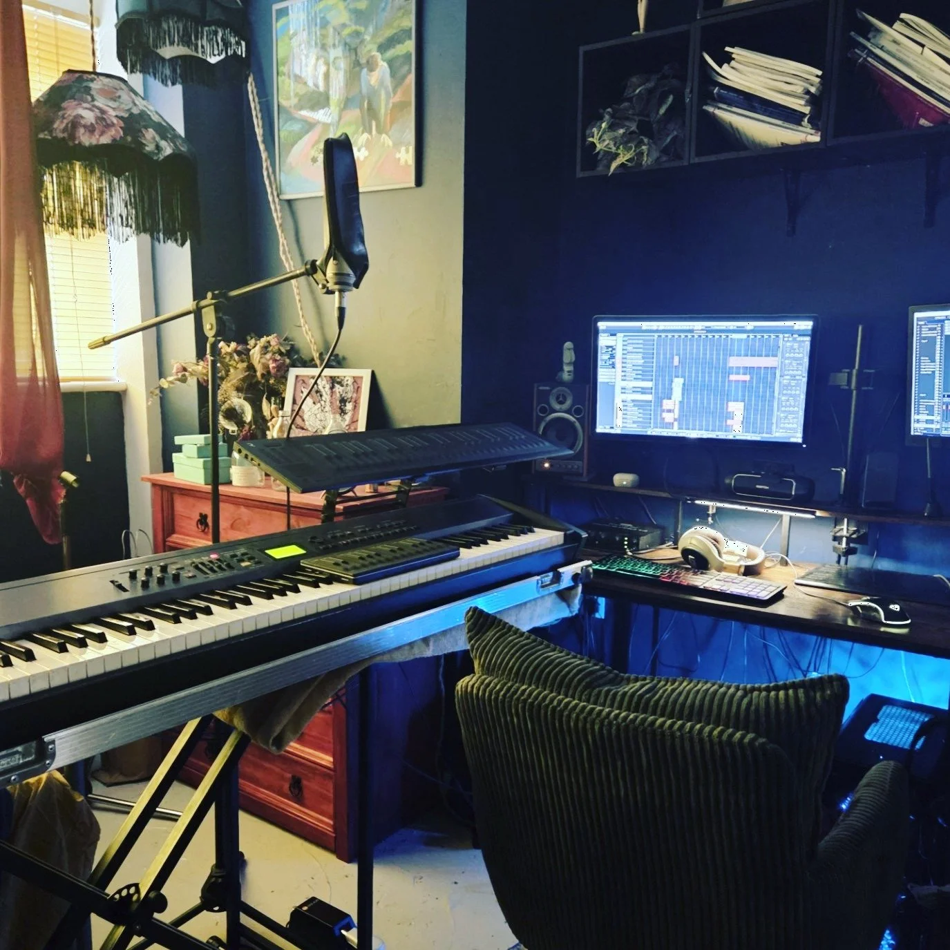 Alongside Rivers, something new is slowly coming about. 

#music #musiccomposition #musician #performance #new #concept #new #studio #piano #synth #noai #handmade #studiowork #studio