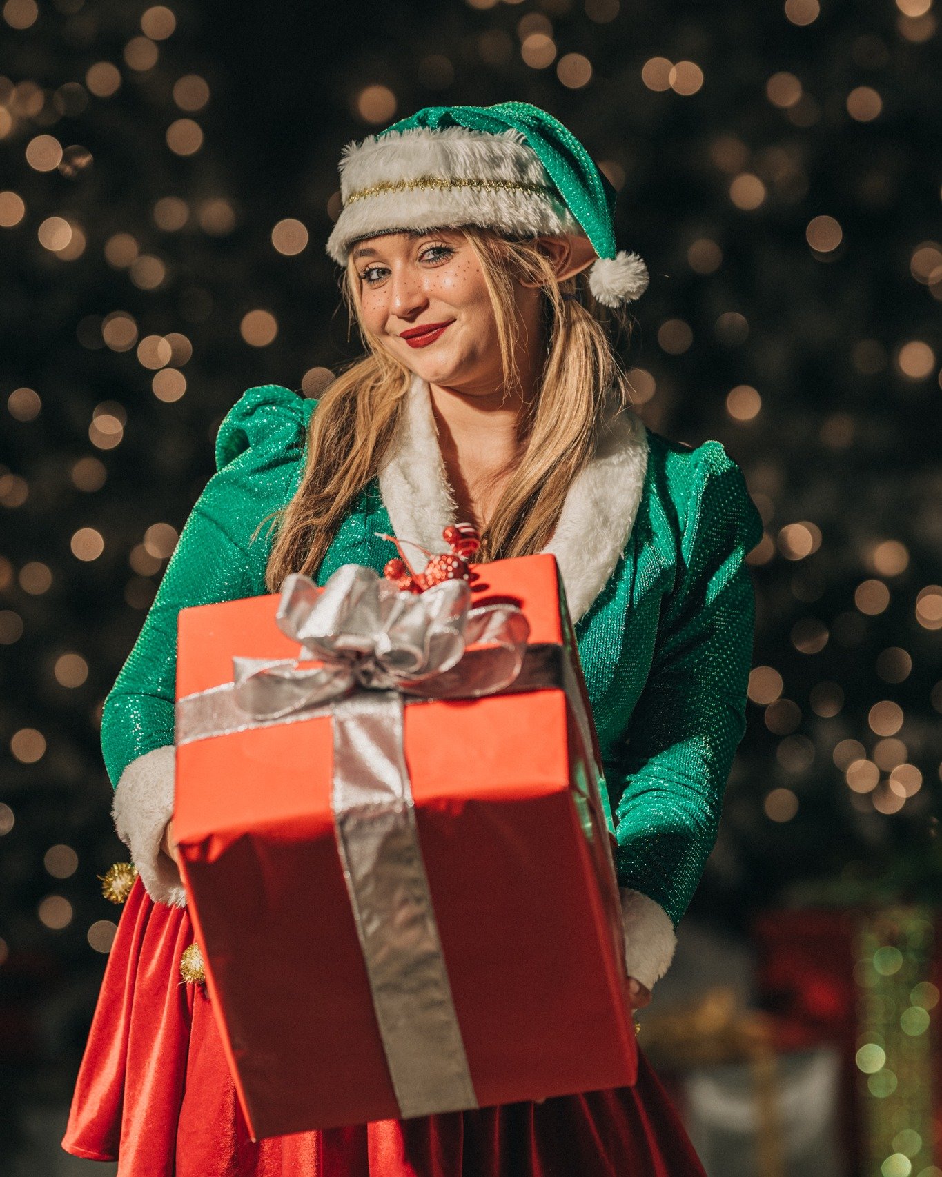Santa is bringing his elves for a final evening this season to the @shoppesatwlv . We hope to see you there for your free miniportrait session!

#santaclaus #santa #elves #holiday #holidayportraits #santaphotos #christmas #westlakevillage #shoppesatw