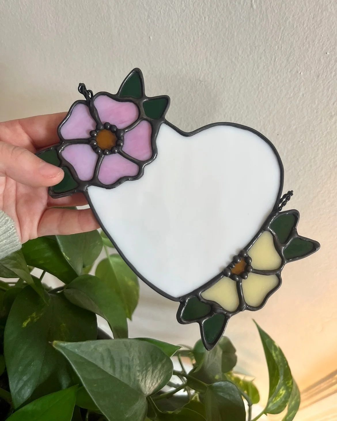 a few white floral hearts to celebrate a mom or freshen up your space for spring 𖤣.𖥧.𖡼.⚘

just have these two, both available &amp; up on my shop 💌