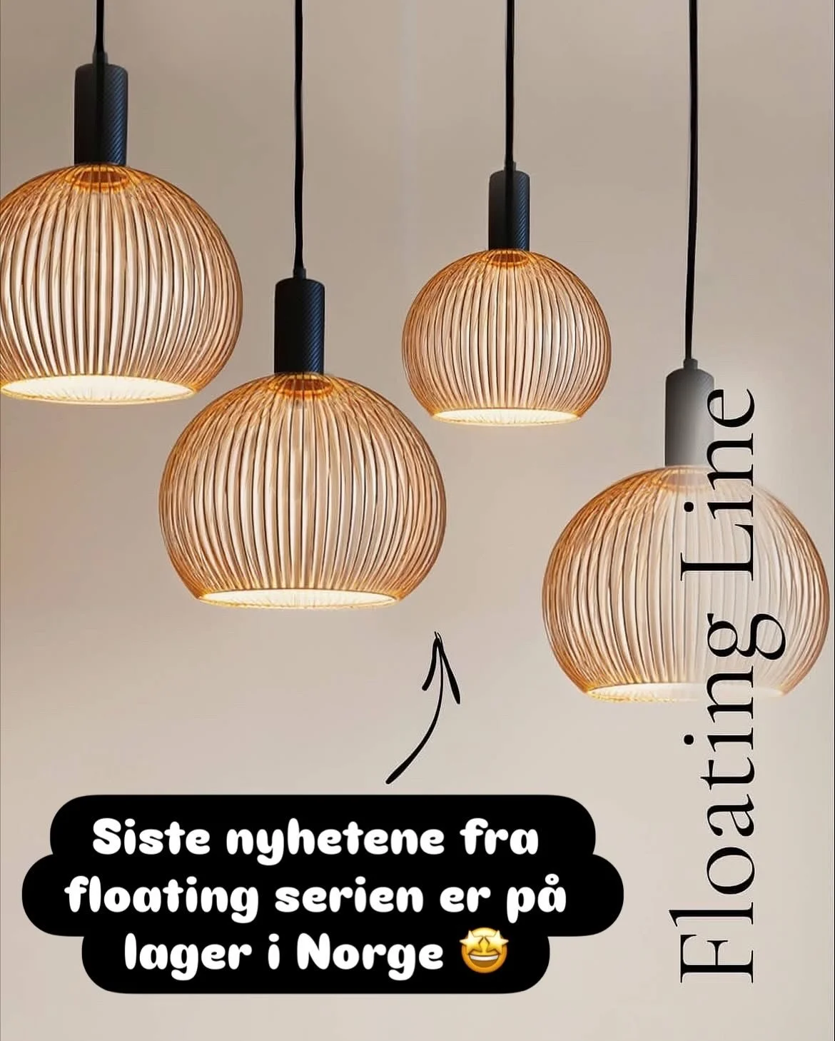 Four pendant lights with ribbed, rounded wooden shades hanging from black cords. The wall behind is plain, and there's black text on the right side and bottom of the image in Norwegian. The bottom text reads, 'Siste nyhetene fra floating serien er på lager i Norge,' and the right text reads, 'Floating Light.'