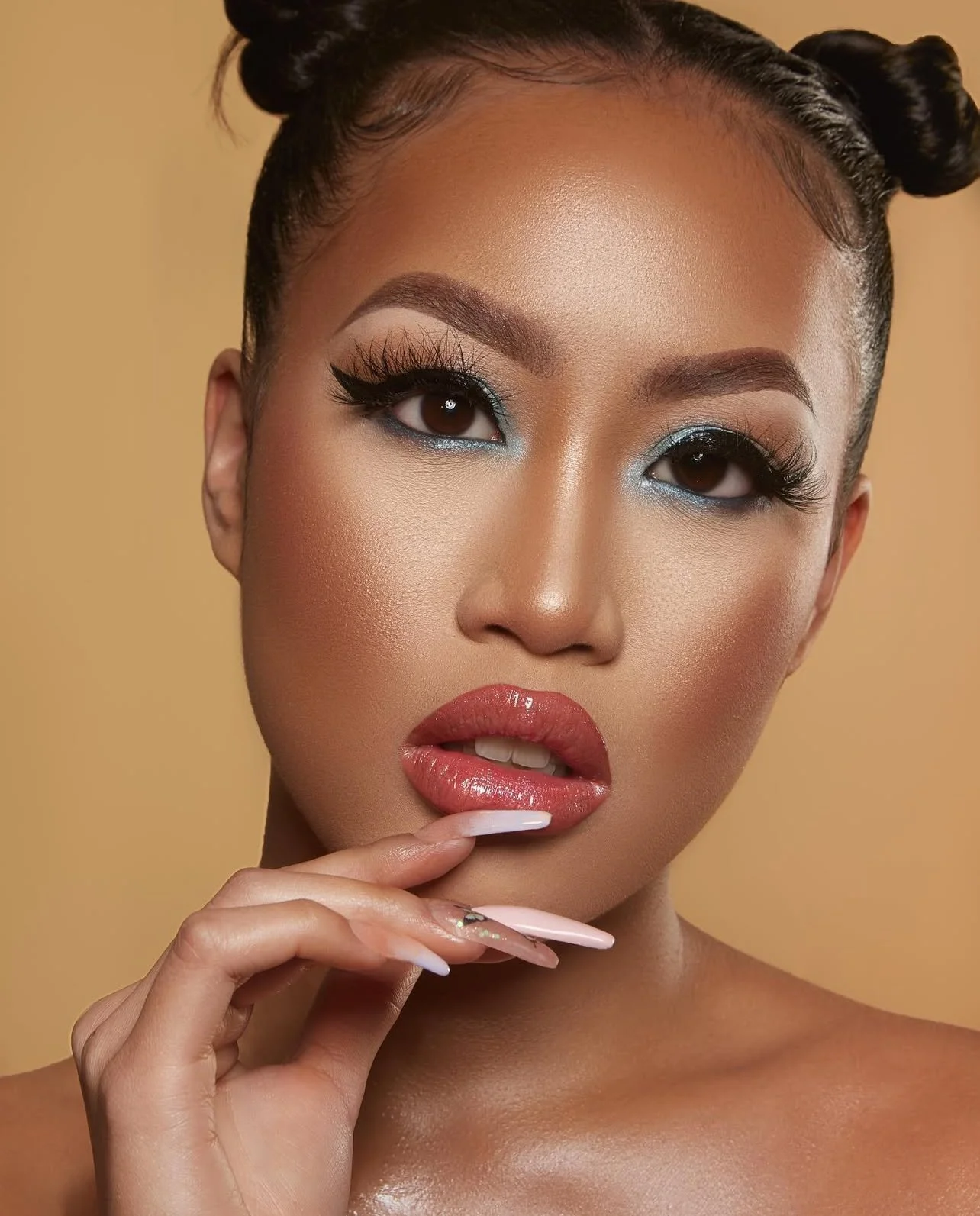 alt="Maquillage soft glam par Orly K Beauty – regard lumineux et peau naturelle"