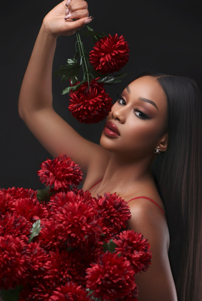 alt="Maquillage soft glam par Orly K Beauty – regard lumineux et peau naturelle"