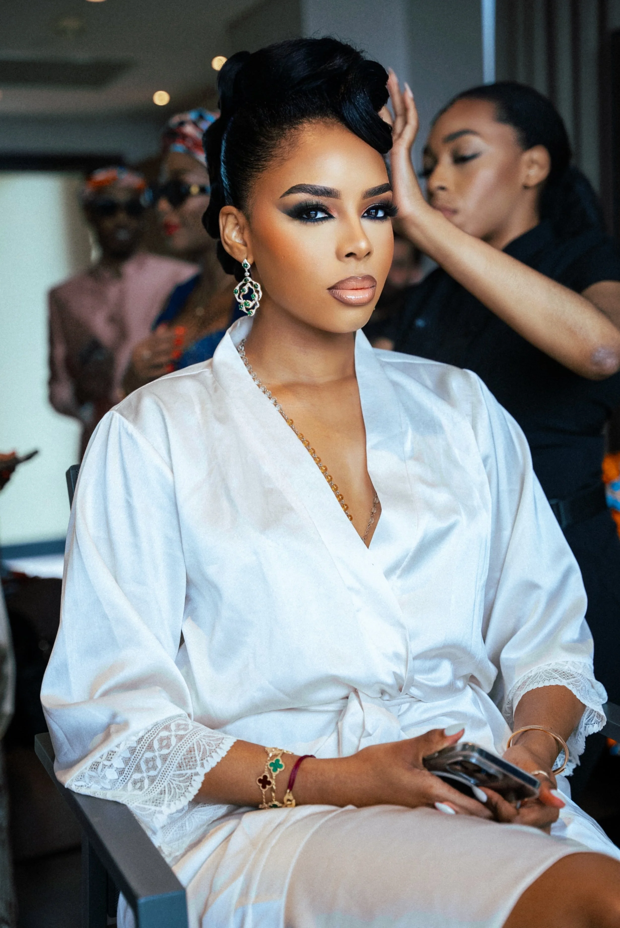 alt="Maquillage soft glam par Orly K Beauty – regard lumineux et peau naturelle"