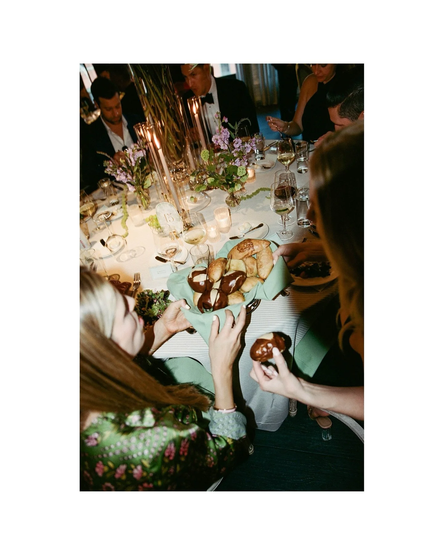 🥖🍽️🍷

#thewed #weddingsonfilm #newyorkbridesmag #womenwhoshootfilm
#utahweddingphotographer #holga #chicagoweddingphotographer#documentaryweddingphotographer #utahfilmphotographer