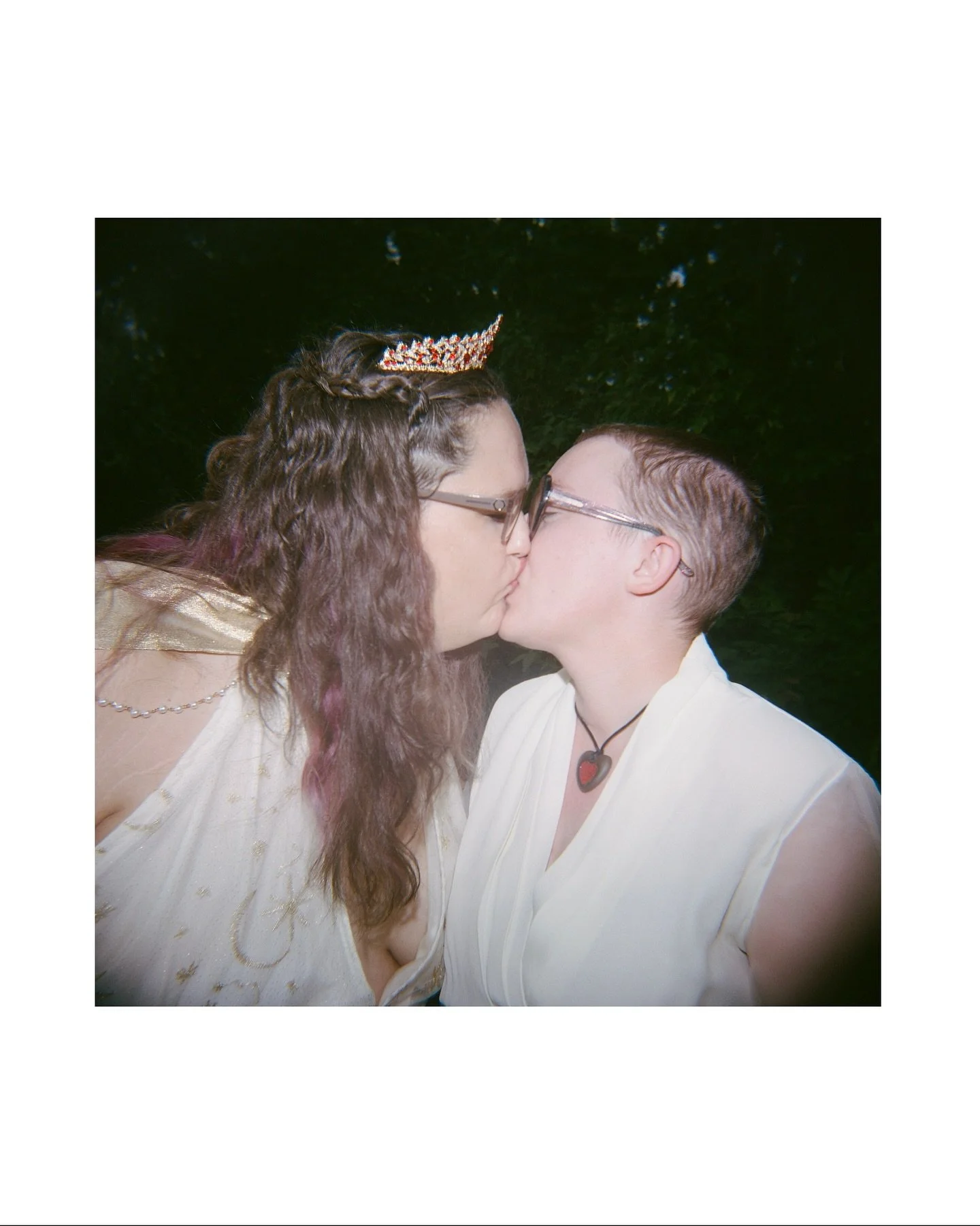 Holgas from a wedding in the park💕

#thewed #weddingsonfilm #newyorkbridesmag #womenwhoshootfilm
#utahweddingphotographer #holga #chicagoweddingphotographer#documentaryweddingphotographer #utahfilmphotographer