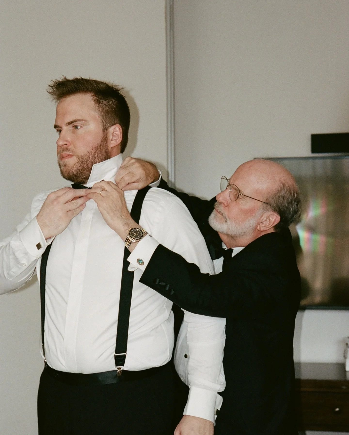 Moments of connection while getting ready for the big day 

#kodakportra400 #womenwhoshootfilm