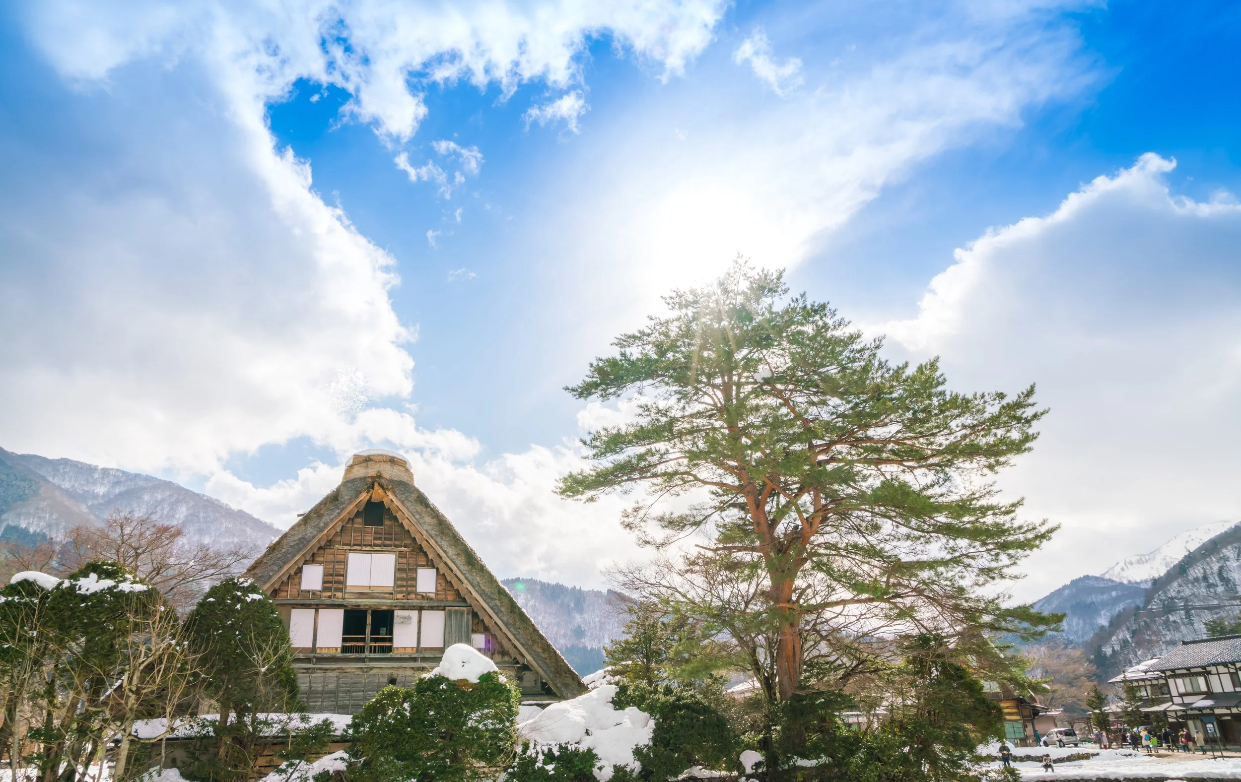 winter-shirakawago-with-snow-falling-japan.jpg