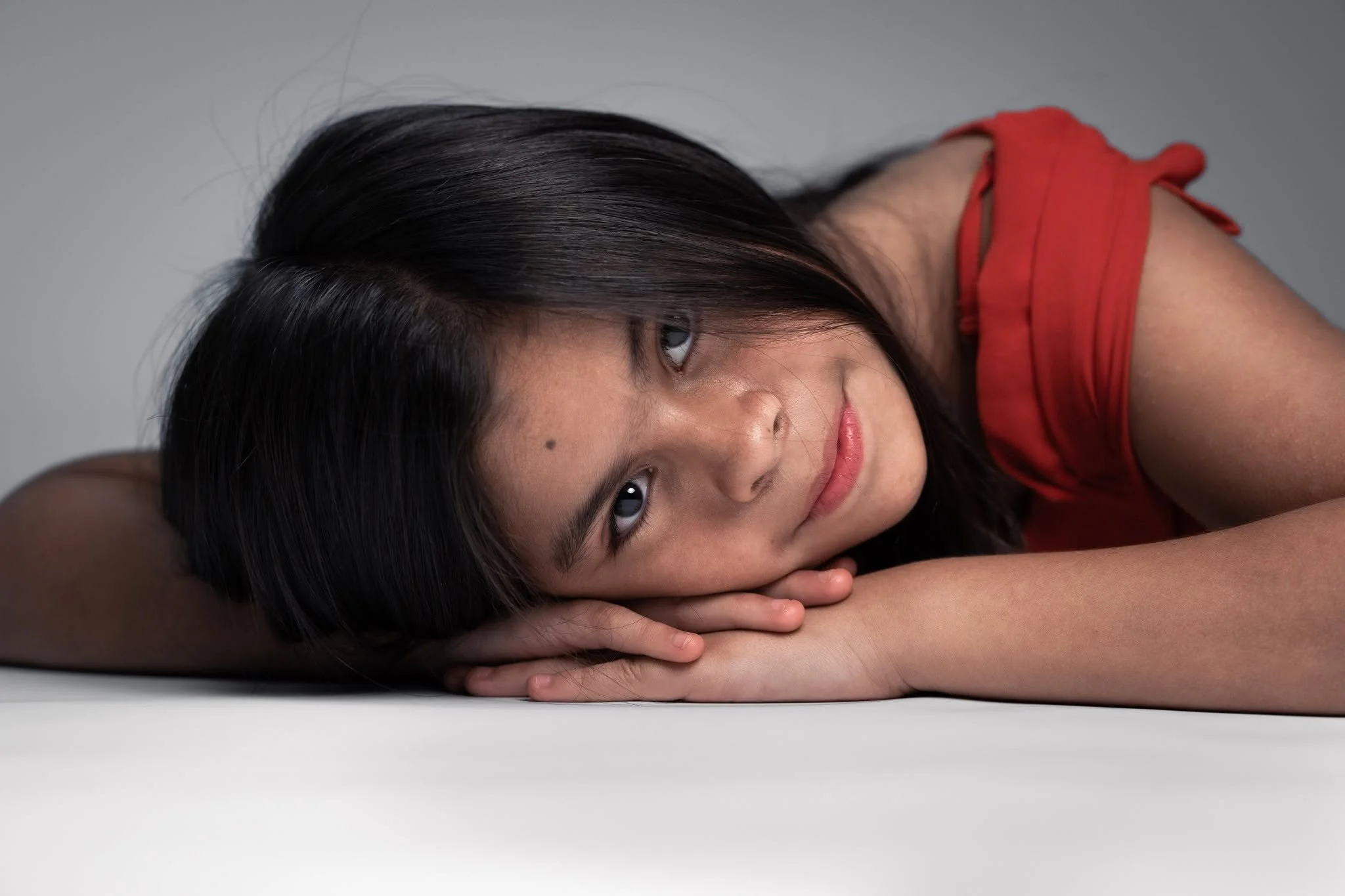 Is this the cutest red dress energy you&rsquo;ve seen all week or what?!? 😍🔥 One second she&rsquo;s giving us that dreamy &ldquo;I&rsquo;m thinking deep thoughts&rdquo; vibe&hellip;
Next second she hits us with the sweetest smile ever 😂💯
This is 