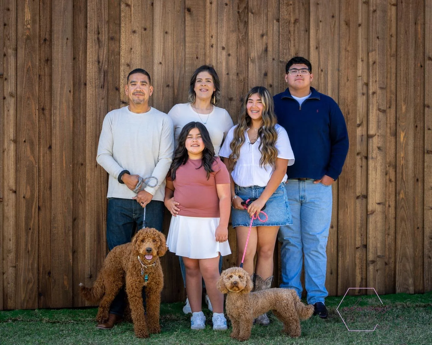 Trying to get two doodles and five humans to sit still and look at the camera at the same time is basically an Olympic sport&hellip; but every once in a while the stars align, the tails stop wagging for half a second, and pure magic happens. Chaos, l