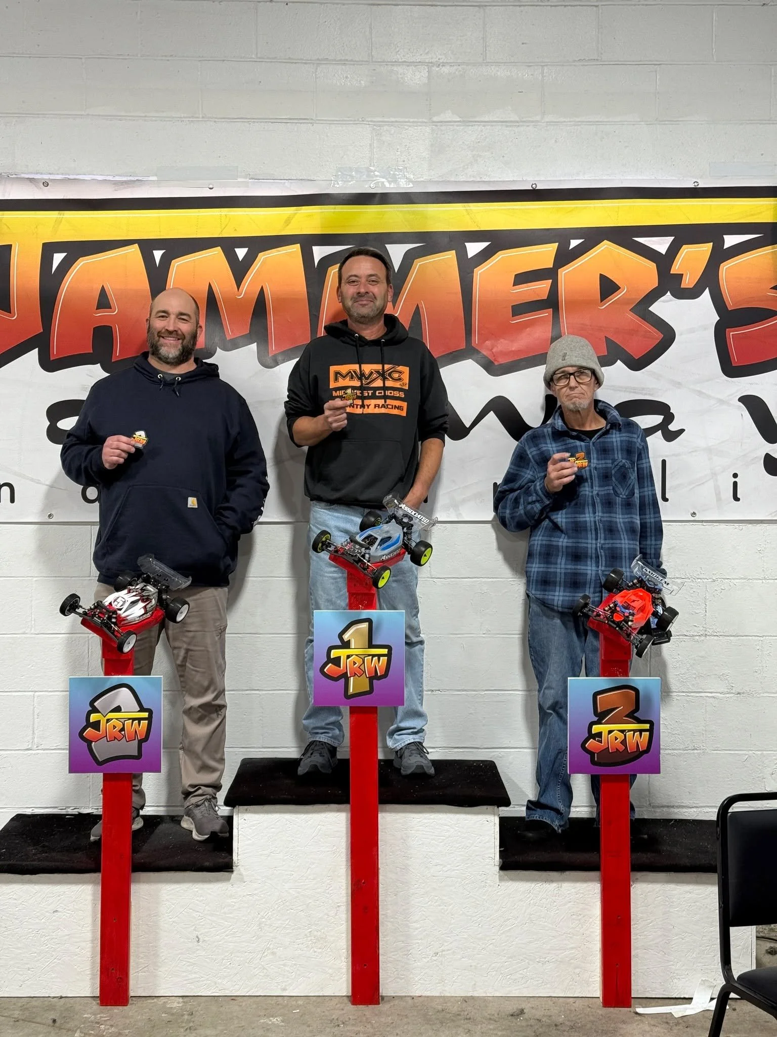 Sunday Off-Road, 12/14: 21.5 Blinky A-Main
1) ROBERT QUILTER
2) ANDY MITCHEL
3) BRIAN FINK
 #rccars #jammersraceway #rccarsofinstagram #rcracing