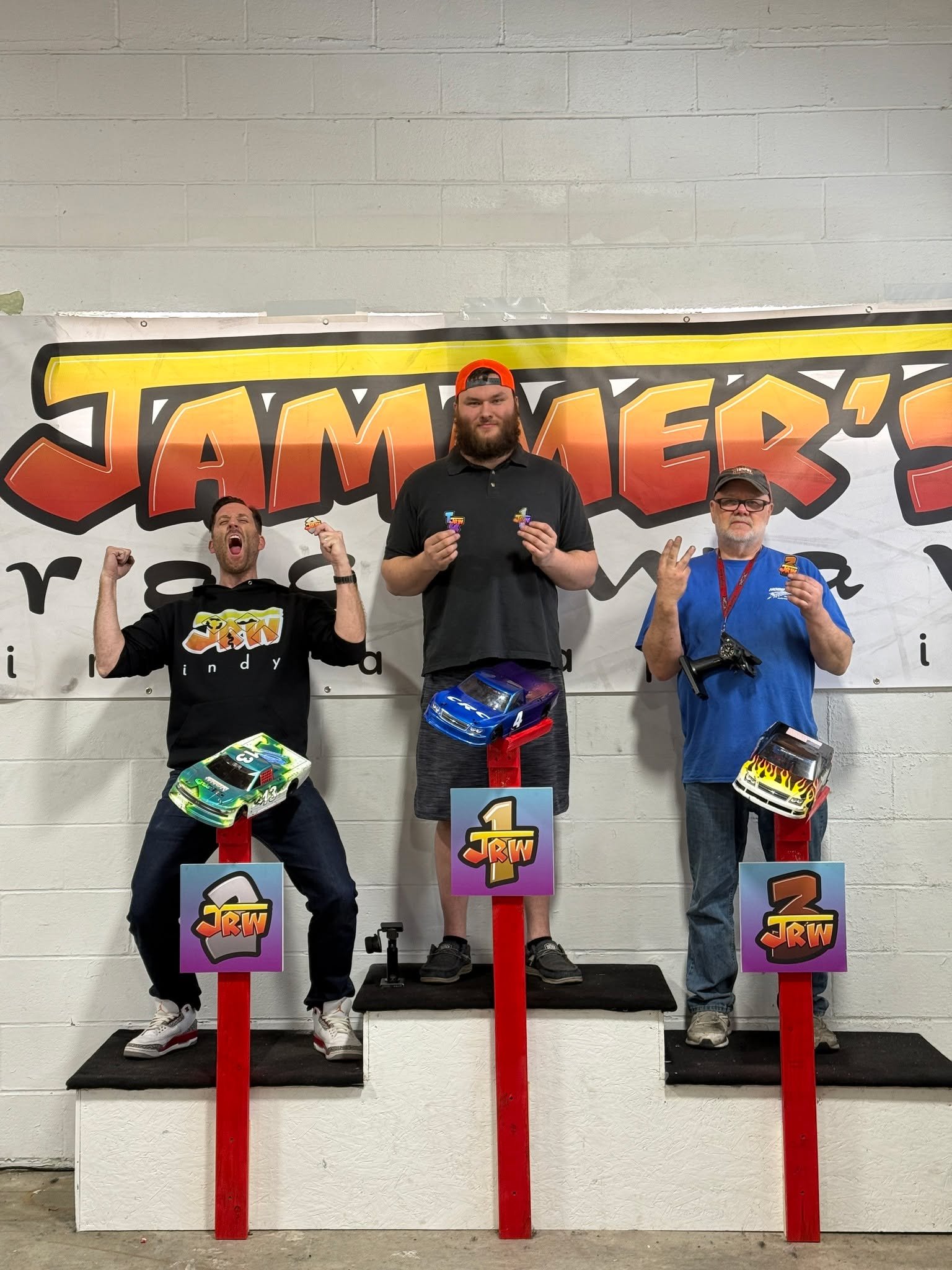 A motley crew spending Valentine's Day together at Jammer's! Another successful day for David Sutton, but Tim Creech gave him a run for his money in Losi Sprint: Tim was only 0.179 seconds behind him after 5 minutes! In NASCAR, David was less than a 
