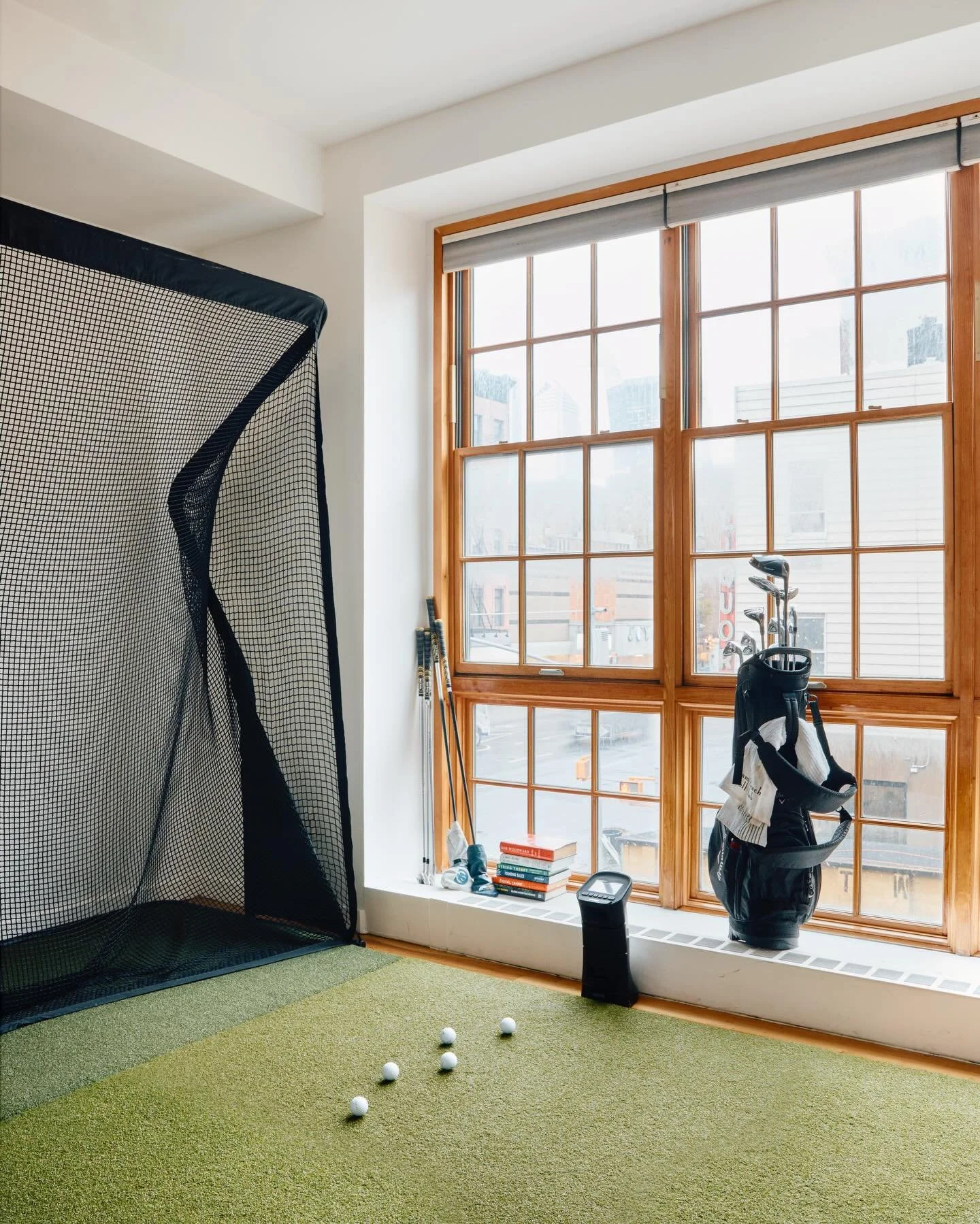 when your roommate moves out so you use the extra bedroom to pursue greatness. Bedroom turned training facility in nyc 🏌️&zwj;♀️ 

Design: @emthomsen_ 
📷: @blaineduh