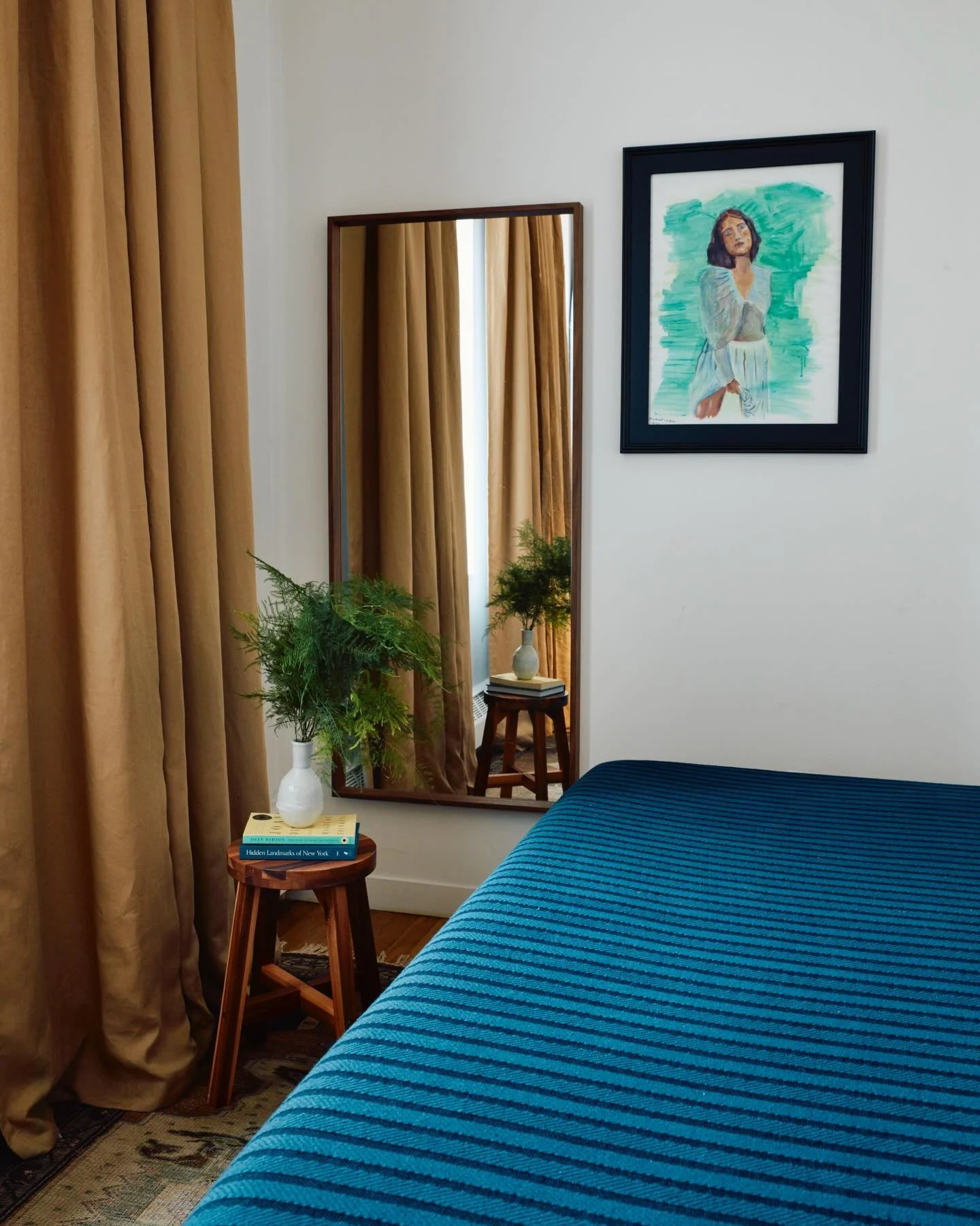 The task was a simple guest room. I couldn&rsquo;t get this navy, camel, and wood combo out of my head.
Love this diva art that added a bright pop of color 🪩

Design: @emthomsen_ 
📷: @blaineduh