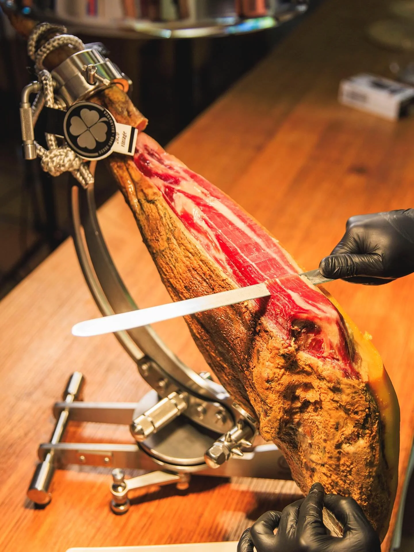 Jam&oacute;n C&eacute;sar Nieto, отлежал 5 години &mdash; носител на &bdquo;Оскарите в света на храната&ldquo; Golden Fork award &mdash; вече се нарязва прясно в Azahar. Истинско испанско съвършенство.

#azaharrestaurantesofia #spanishrestaurant