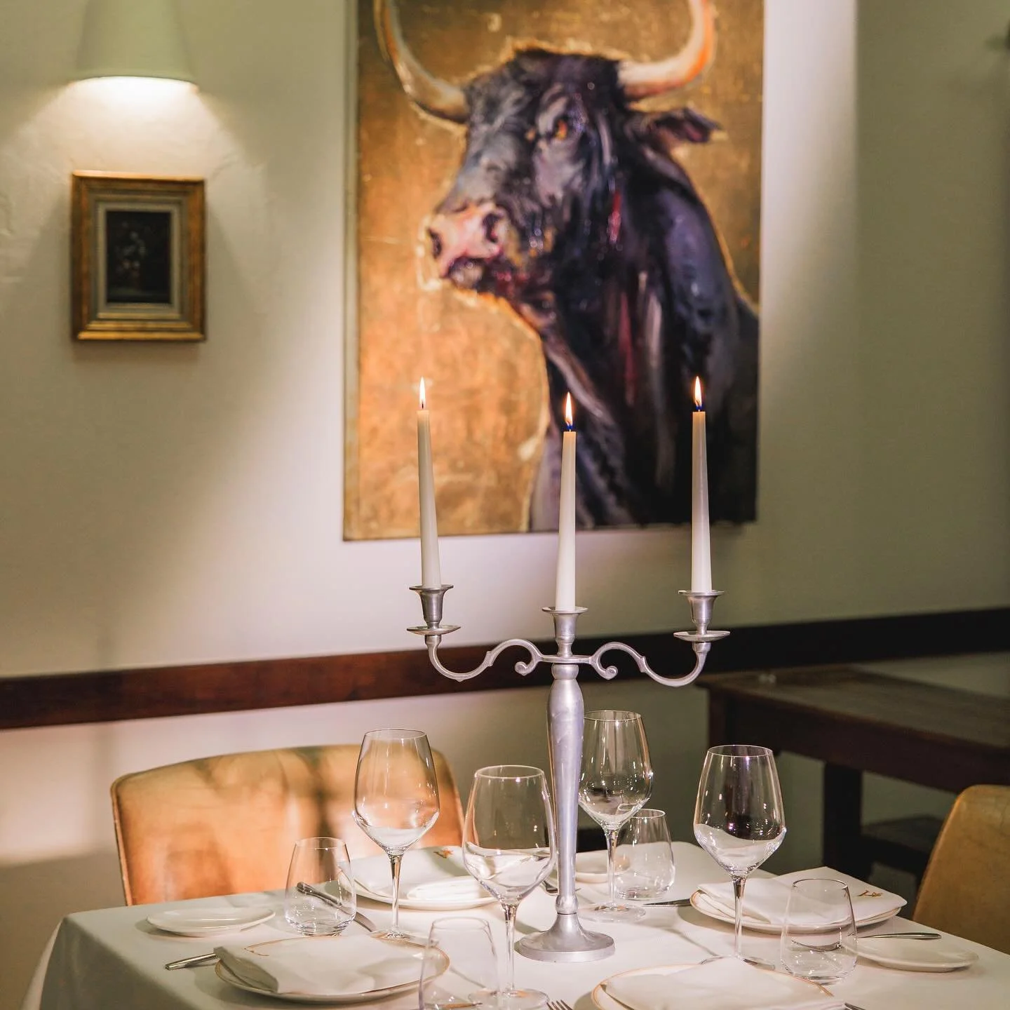 Azahar официално отвори врати, носейки духа на традиционната испанска кухня на своите гости.

Всяко ястие се приготвя по утвърдени традиционни испански техники, предлагащи на гостите истински вкус от кулинарното наследство на Испания.

Истинската зве