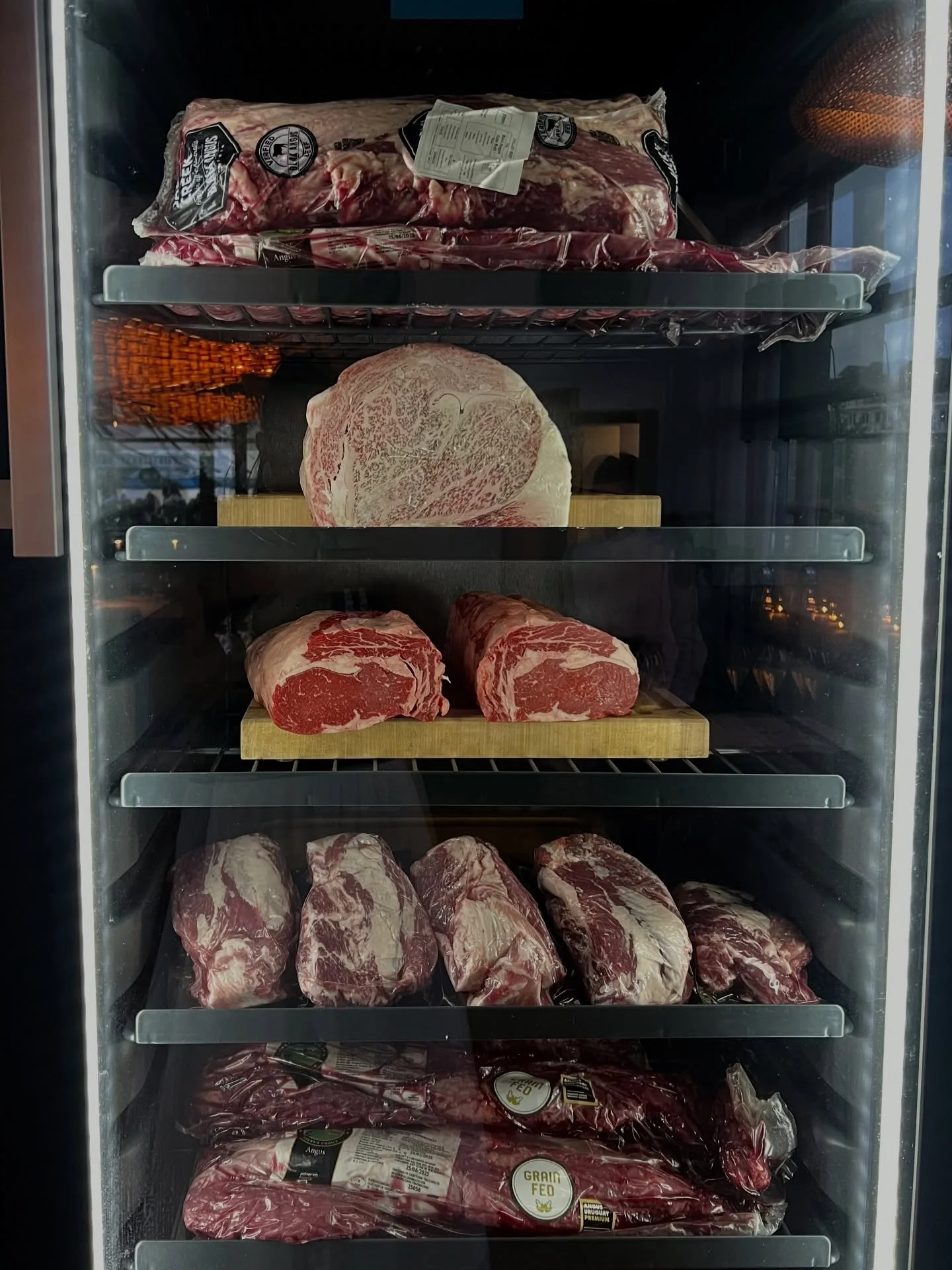 Селекция деликатеси и вина Ви очаква, за да с в насладите на преживяването Azahar с всички сетива ✨