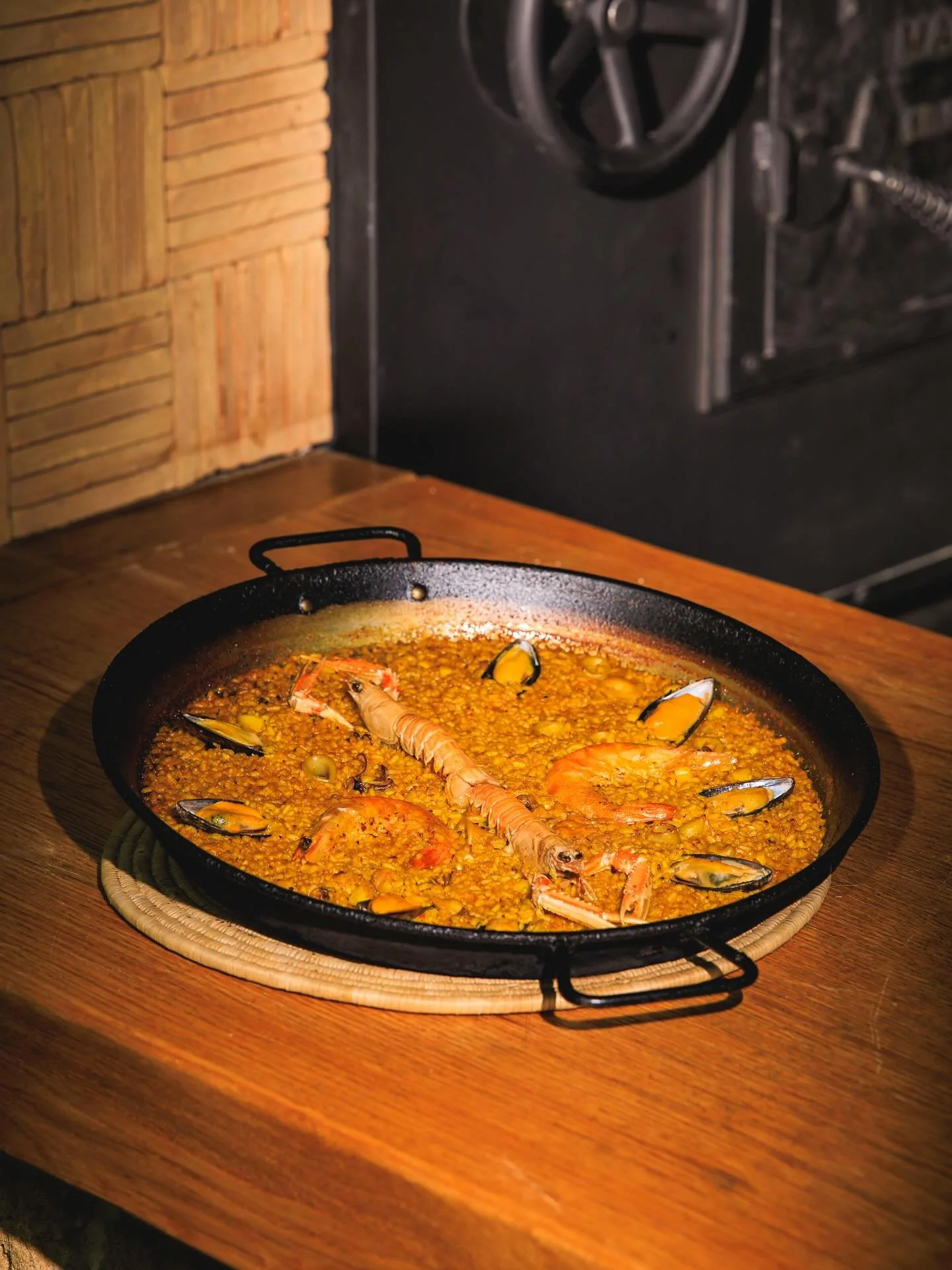 Родена в полята на Валенсия, паелята започва като скромно ястие, което фермерите готвели на открит огън. Днес тя е ястието, което събира хората по целия свят &mdash; една тава, безброй истории.