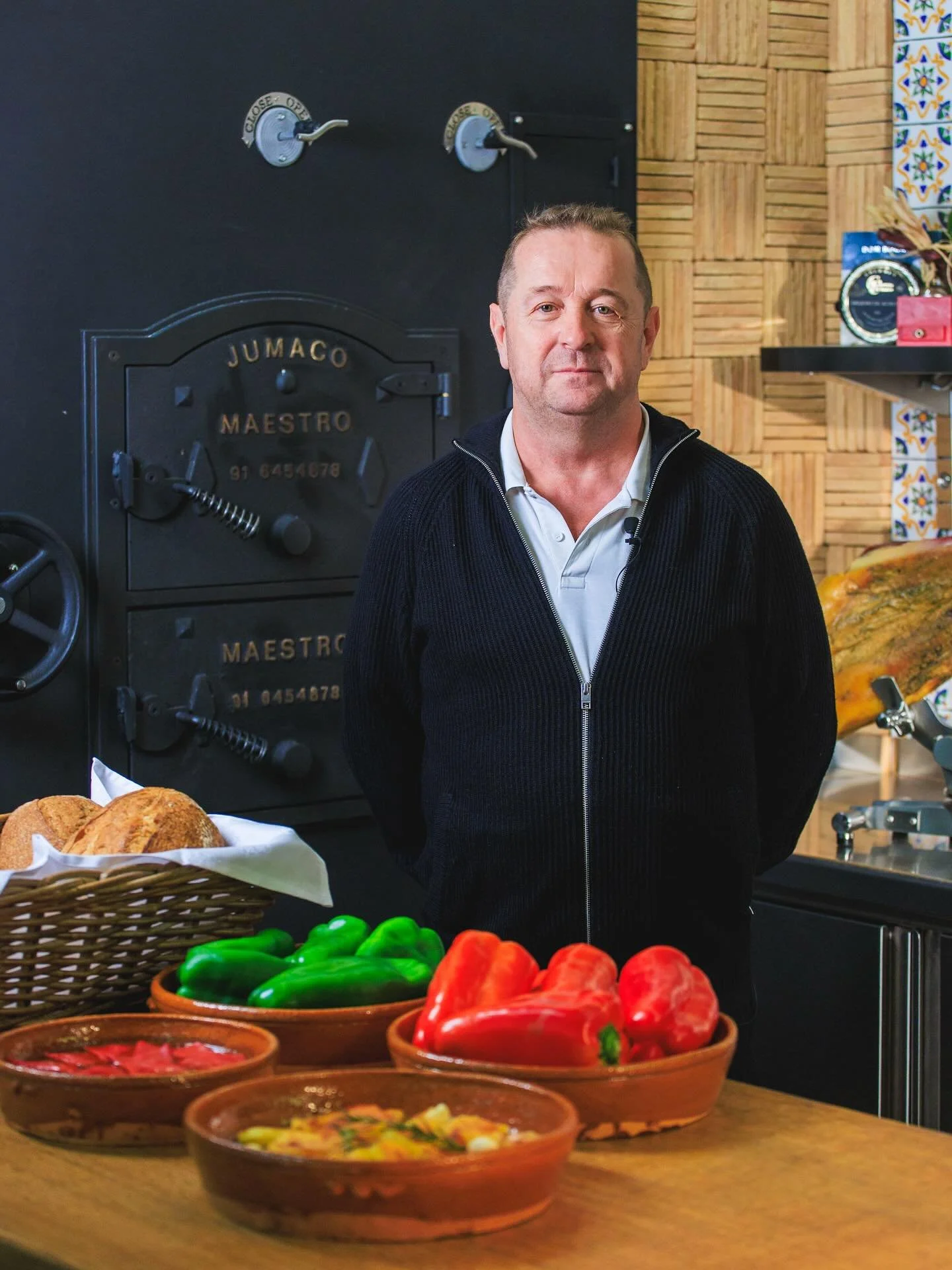 С гордост представяме едно от най-ценните попълнения в нашата кухня: фурната Maestro Jumaco &mdash; ръчно изработена от испански майстори с повече от 130 години традиция. Този емблематичен &bdquo;horno moruno&ldquo; дизайн е известен със способността