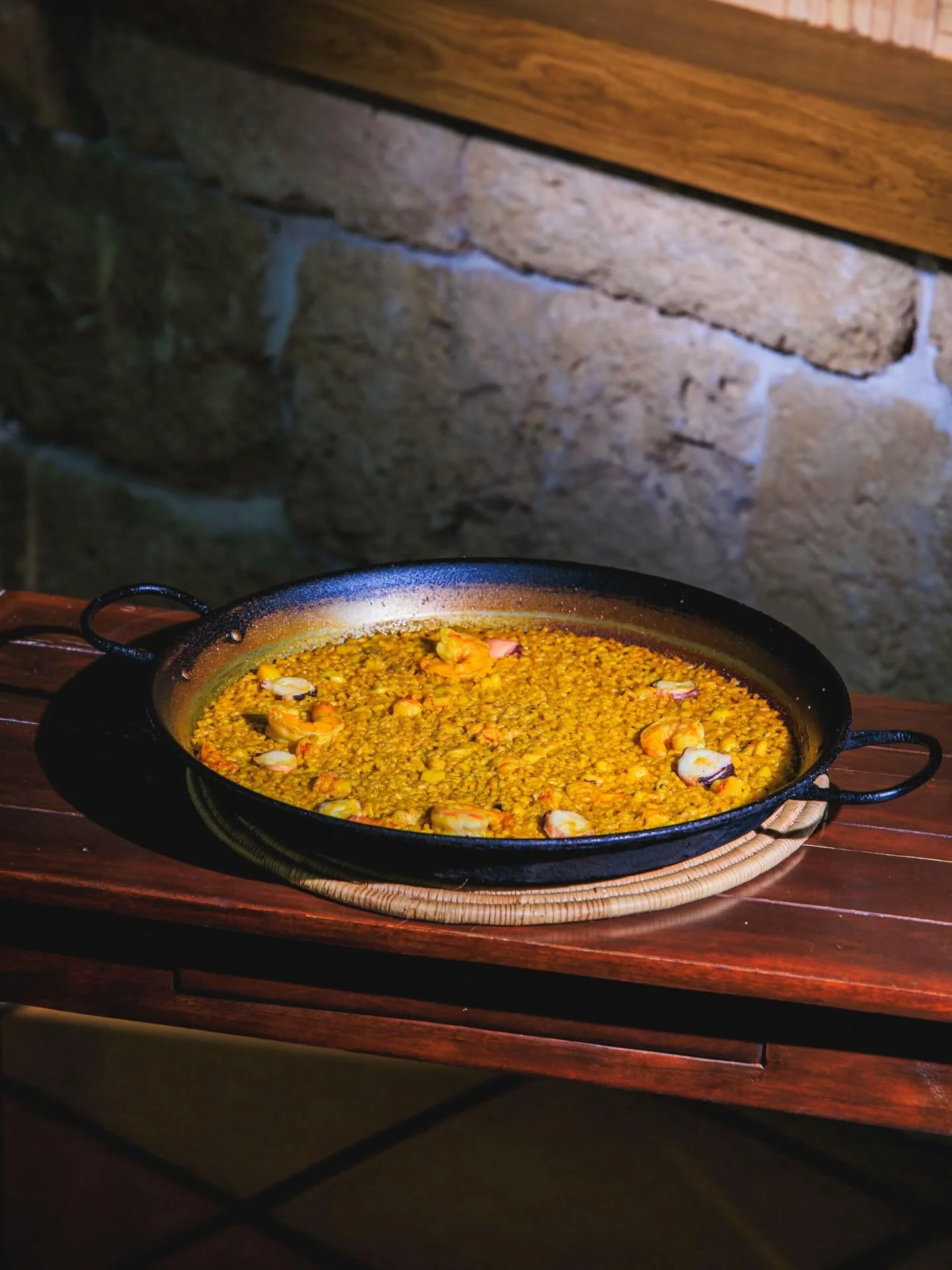 Истинският вкус на Испания в сърцето на града. 🥘🇪🇸

В Azahar нашата паея е почит към традициите &mdash; приготвена с най-добрите съставки и много страст. Създадохме това място специално за вас, за да уловим самата същност на испанската душа във вс