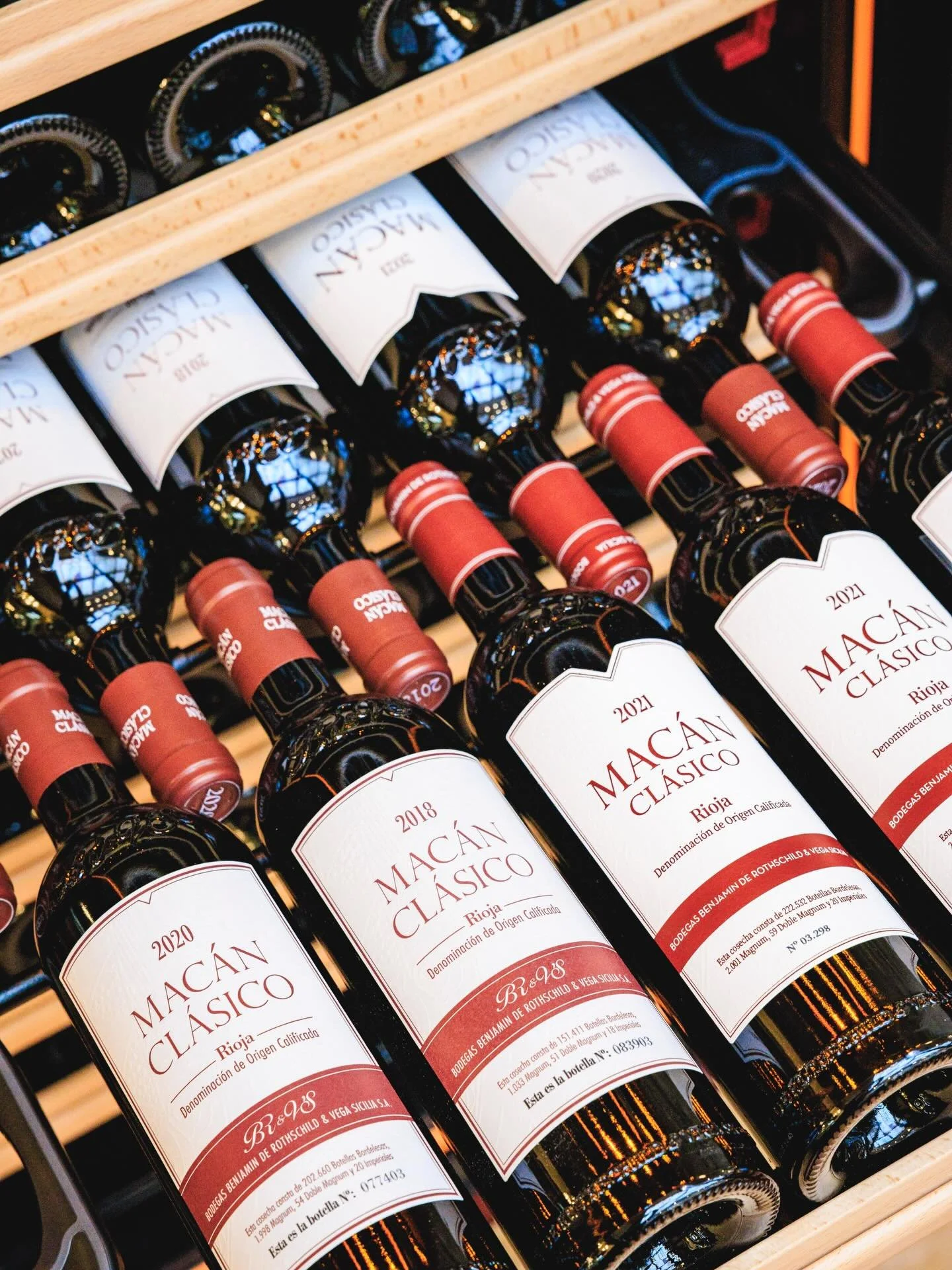 В нашата изба събираме само онези етикети, които носят духа на испанското наследство, пречупено през смелостта на модерното винарство.

Сътрудничеството между легендарните фамилии Rothschild и Vega Sicilia в бутилката Mac&aacute;n е доказателство за 