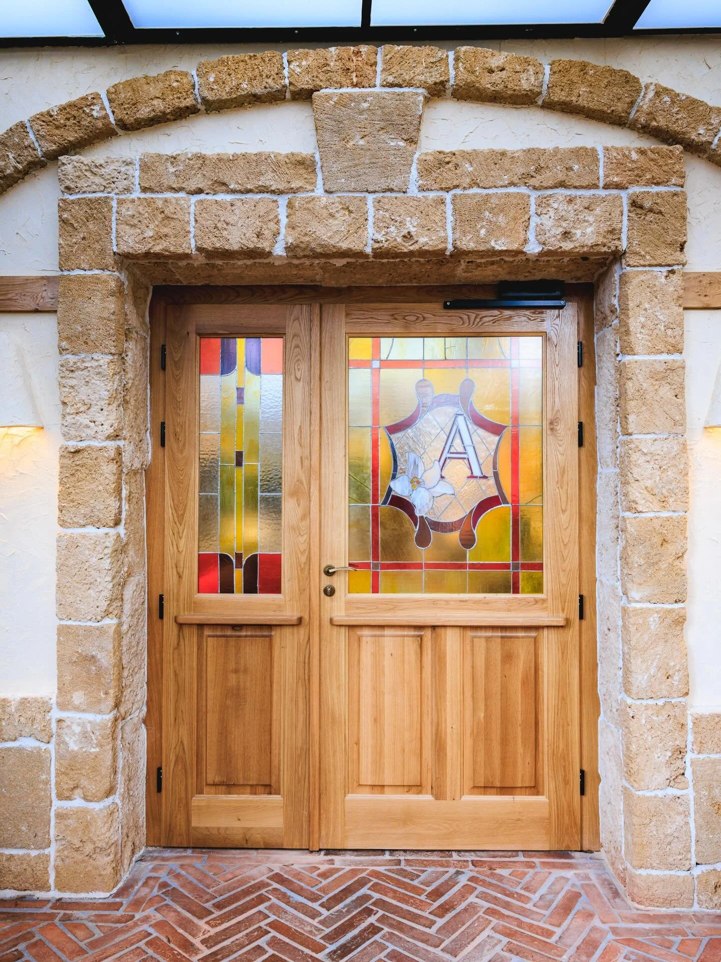 Azahar е повече от ресторант &mdash; това е атмосфера.

Пространство, вдъхновено от испанската култура, където всеки детайл е подбран, за да носи настроение, уют и автентичност. 🇪🇸🍷

Очакваме ви!