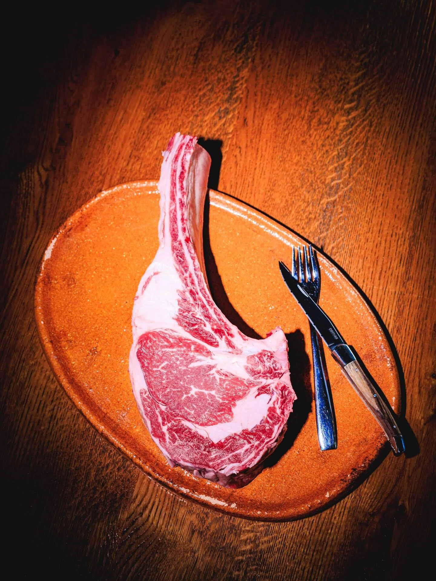 В Azahar вярваме, че съвършенството започва от суровия продукт. 🥩✨
Подбираме всяко парче месо заради изключителната му мраморизация и наситен вкус, за да ви предложим изживяване, в което автентичната традиция среща модерната изисканост.