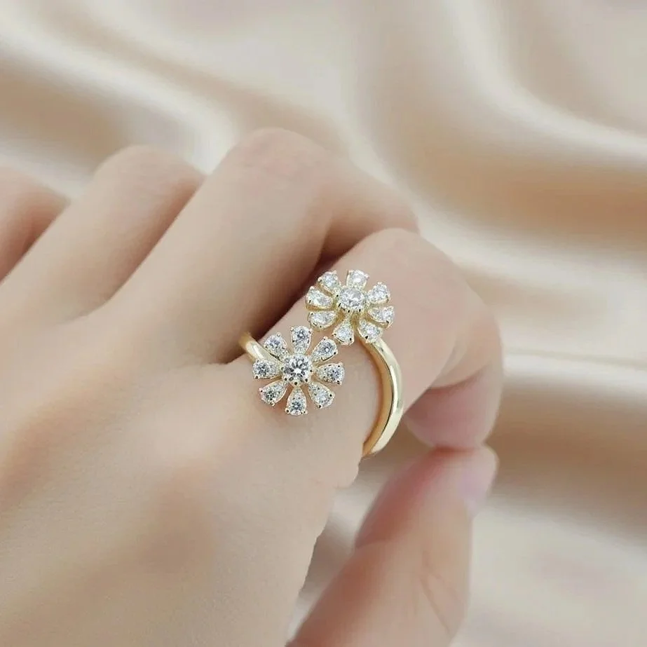 FlowerRing_Hand.jpg