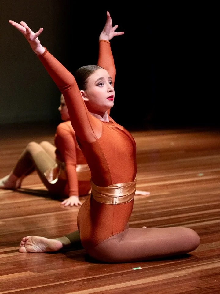 Moments caught on stage 🤎
.
📷 @ddaly.photography 
.
🌐 Join us for moments like these in 2026 at our website 
.
🖤 Keep Kids Safe in Dance Certified Studio 🖤
.

#lalor #epping #stage #dance #photo 
.
Thomastown Bundoora dancing kids