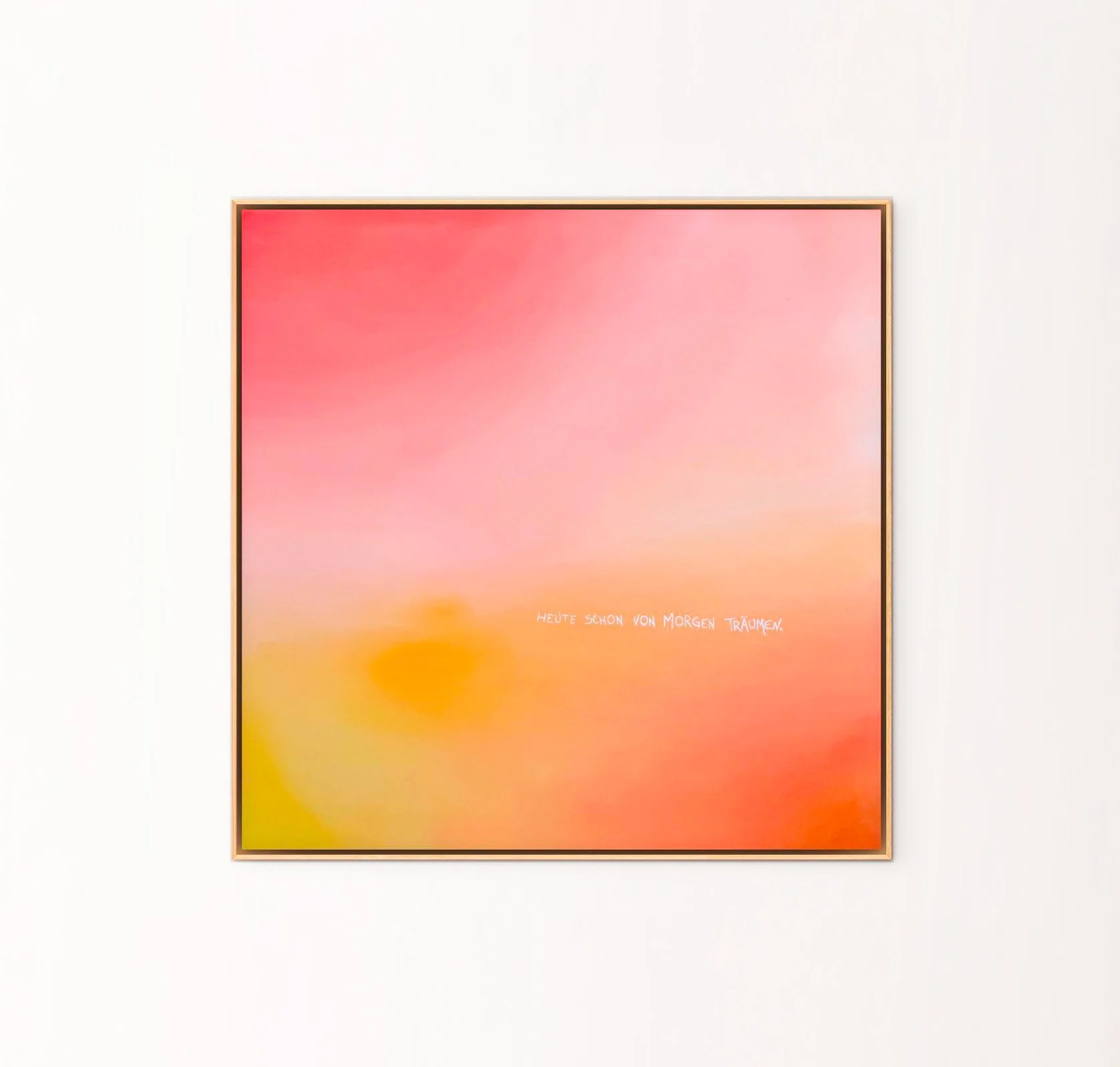 Abstraktes Gemälde mit warmen Farben, Pink, Orange und Gelb, mit deutschem Text in der Mitte