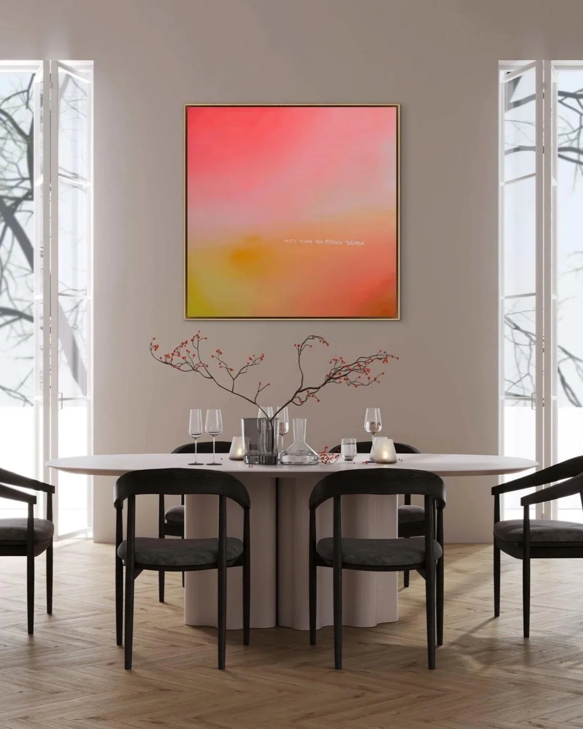 Ein Esstisch mit fünf schwarzen Stühlen, eine Vase mit Zweigen und roten Beeren, Lampen und Weingläser, vor einer Wand mit einem bunten, abstrakten Gemälde und offenen Fenstern mit Blick nach draußen.