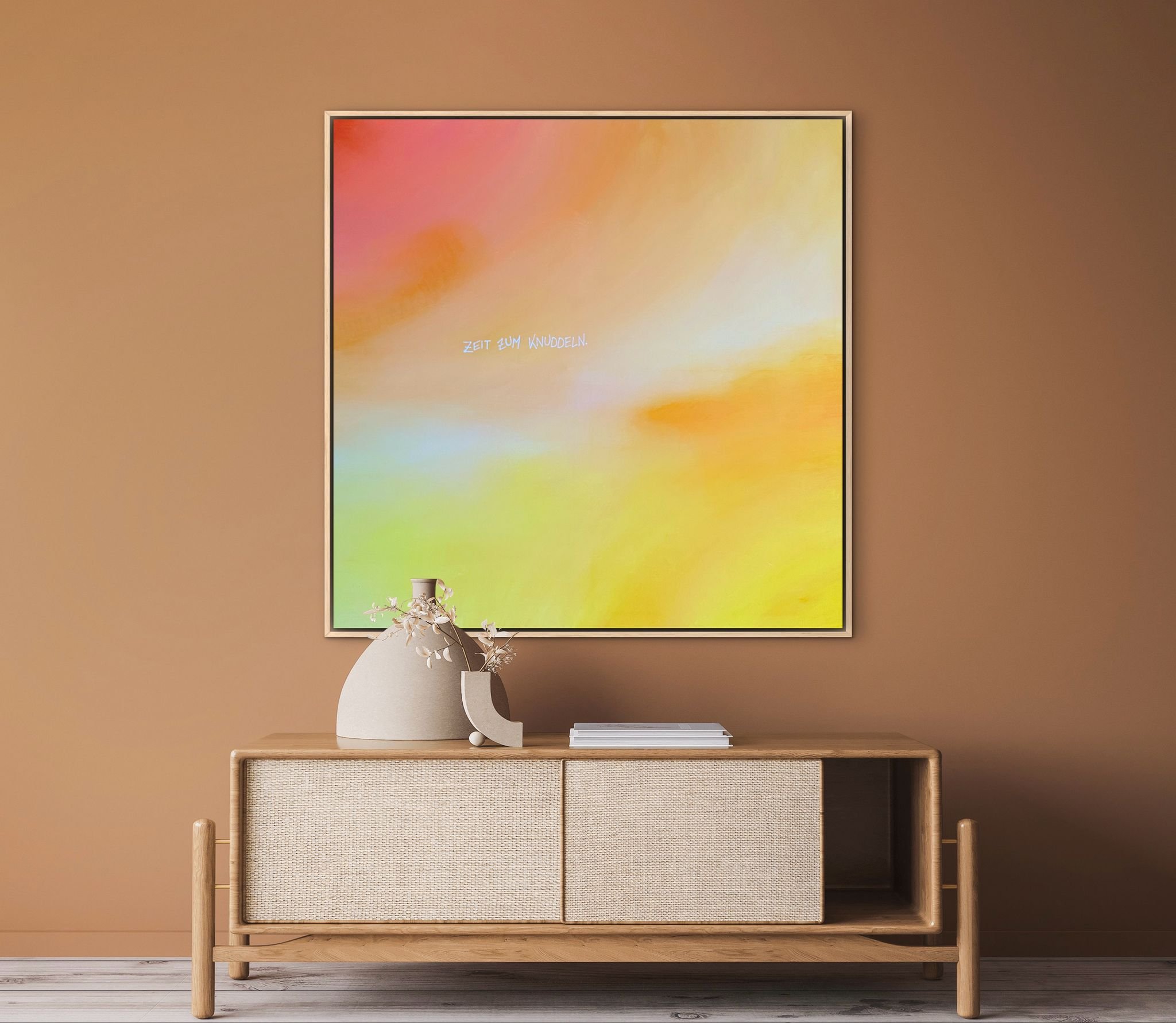 Moderner Flur mit Wandbild in Pastellfarben, Holzkommode mit Vase, Kerze und Büchern, beigefarbener Wand