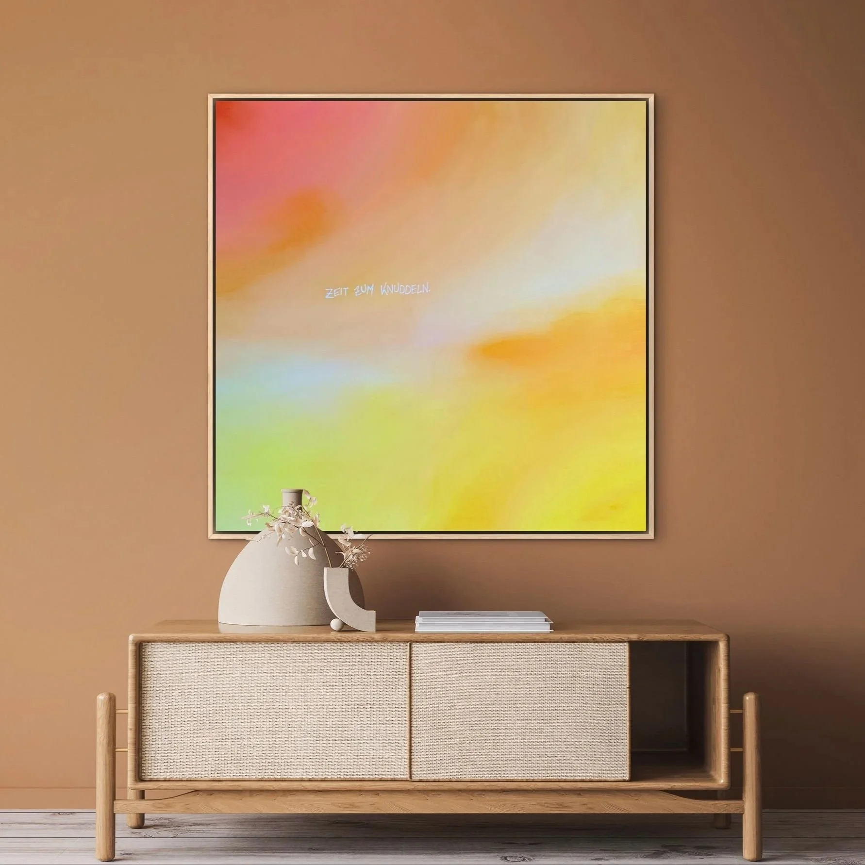 Moderne Wohnzimmerdekoration mit einem großen abstrakten Kunstwerk in Pastellfarben, einem Holzsideboard, einer Vase mit Zweigen und einer kleinen schwarzen Skulptur.