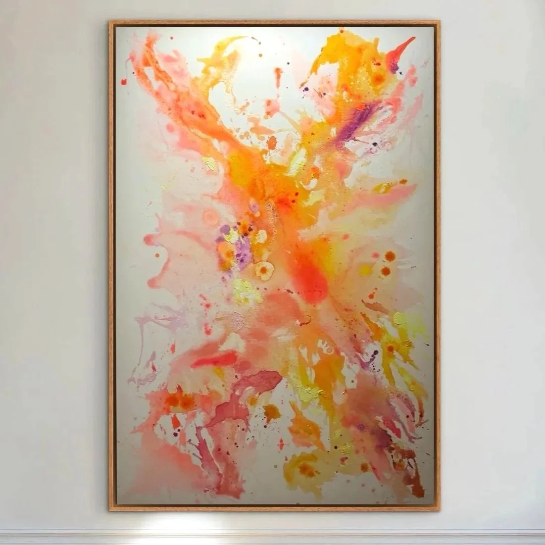 Abstraktes farbiges Gemälde in einer Holzrahmen, vor einem weißen Hintergrund.